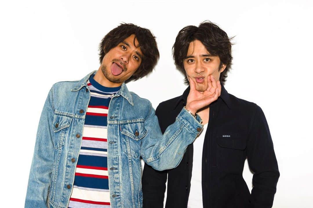 斉藤祥太のインスタグラム：「土砂降りな月曜日☔️ 家に居るが吉。 コロナも一緒に流れないかな。 #弟につままれるお兄ちゃん👬 #舌出して喜んでる弟👬 #斉藤祥太 #斉藤慶太 #双子#twins」