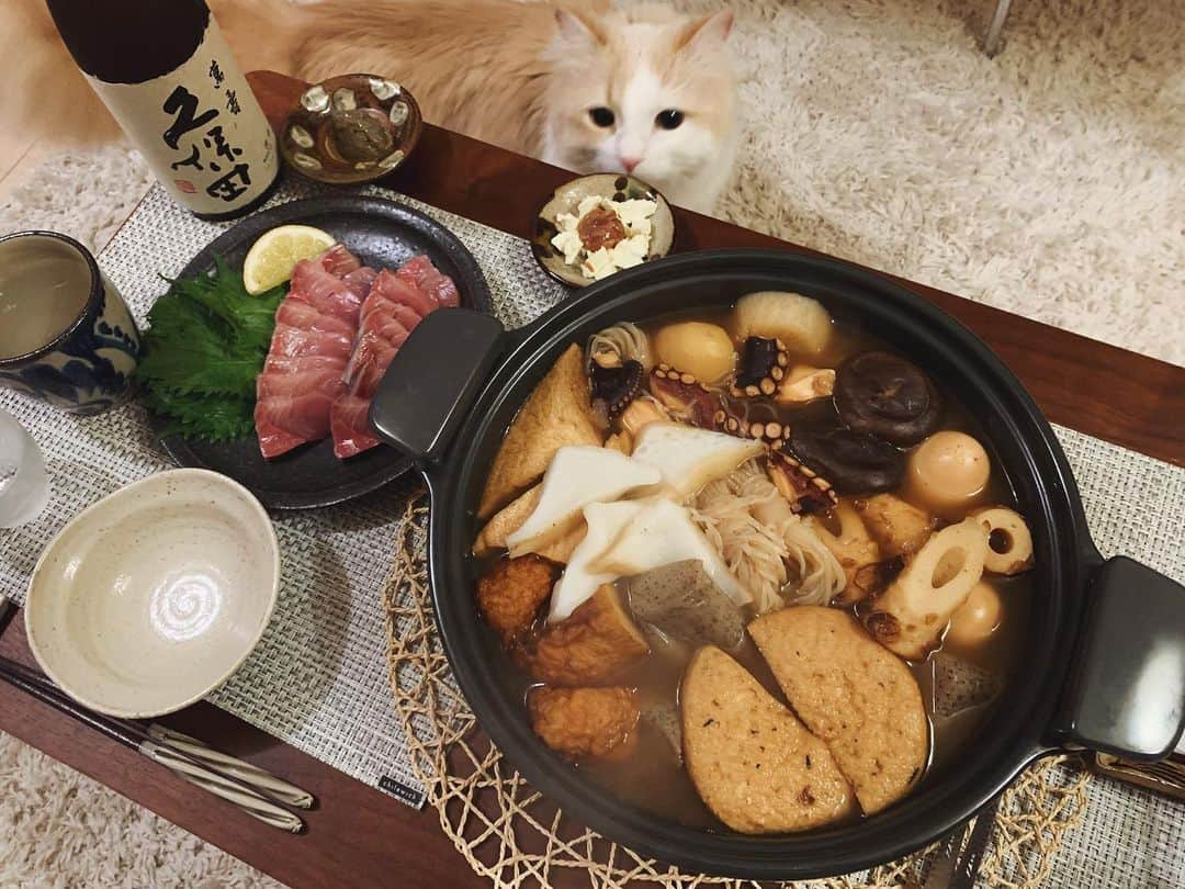 中里亜美さんのインスタグラム写真 - (中里亜美Instagram)「昨日の晩ご飯🍢 おでんとぶりのお刺身。 こりゃあ日本酒でしょ〜ということでお正月に頂いた久保田萬寿を開けたよ🍶 おでんに合うぅ〜〜😍😍😍 今夜のご飯なににしよう。 雨だし買い出しも面倒だな🥺 みんなはなに食べるの？ ─── #おでん #おうち時間 #おうちご飯 #久保田萬寿 #中里亜美の日本酒巡り #stayhome #oden #なかざと_台所」4月13日 17時16分 - __ami__go__