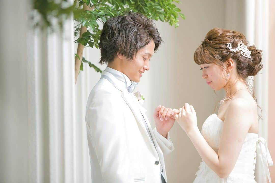 福井結婚式 ヴィラグランディス福井さんのインスタグラム写真 - (福井結婚式 ヴィラグランディス福井Instagram)「.﻿ ﻿ 『永遠の愛を約束します。』﻿ ﻿ そんな素敵な1枚💍✨﻿ ﻿ #villagrandis #villagrandis福井 #ヴィラグランディス #ヴィラグランディス福井 #ヴィラ嫁 #ヴィラ婚 #福井花嫁 #福井結婚式 #福井ゲストハウス #プレ花嫁 #プレ花嫁さんと繋がりたい #プレ花嫁サポート #結婚式レポ #ウェディングレポ #marry #marry花嫁」4月13日 17時20分 - villagrandis_fukui