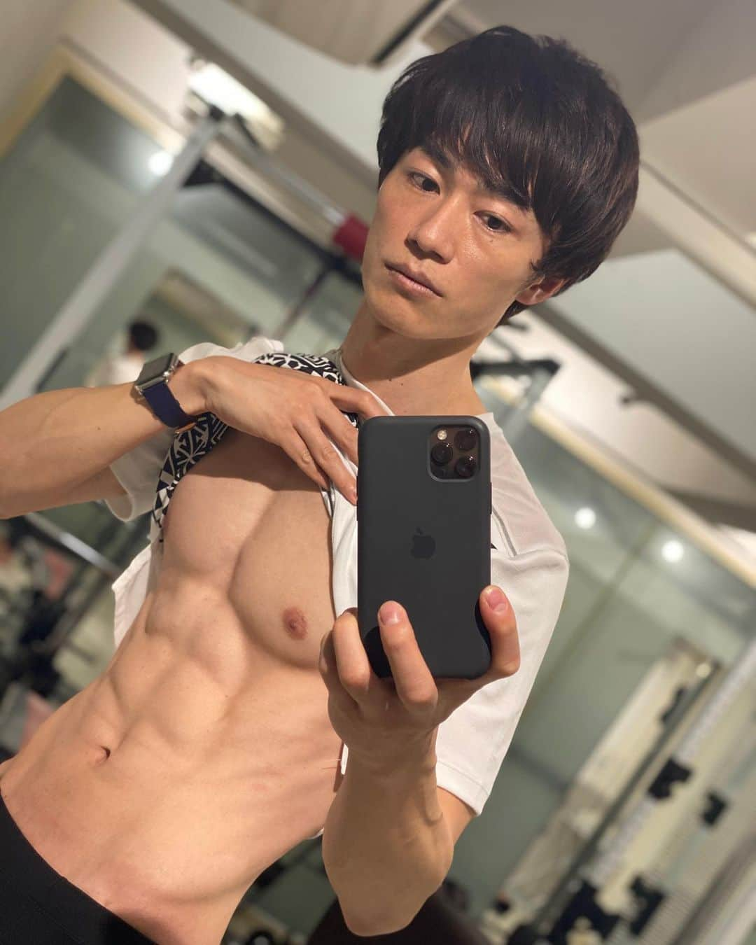 武田敏希さんのインスタグラム写真 - (武田敏希Instagram)「#おうち時間  をどう過ごすか？ ダイエットの失敗は痩せられない事 ではなくて続けられないこと。  #コロナ太り#鍛える前に整える #季節に一度の#ナルシストッシー  #腹筋#シックスパック #腹筋男子 #腹筋女子#ボディメイク#腹筋割りたい #腹筋トレーニング #お腹引き締め#ボディメイク#細マッチョ#腹筋割る#ウエスト#ウエストシェイプヨガ#テキーラ#腹筋ローラー #腹筋チャレンジ#腹筋強化 #腹筋女子目指す #腹筋トレ」4月13日 17時30分 - _takedatoshiki_