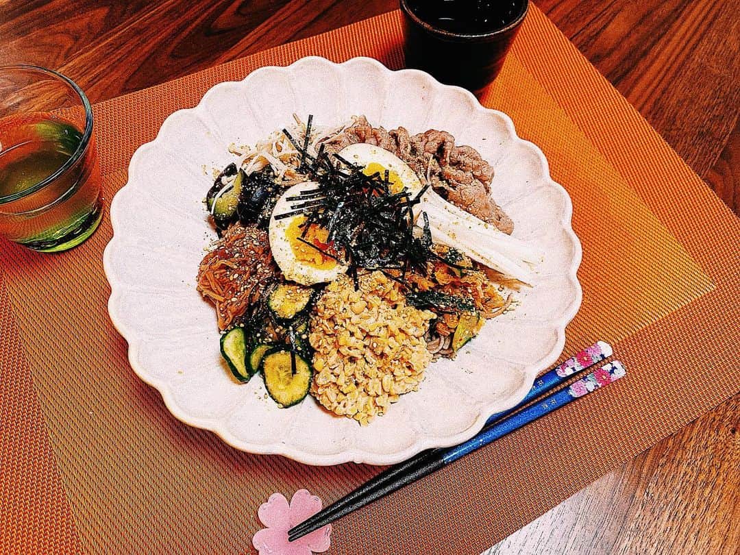 平祐奈さんのインスタグラム写真 - (平祐奈Instagram)「ばくだん蕎麦 いろんな食材入れて栄養も摂れて さっぱり美味しい。。✌︎ #平飯 #祐奈の料理日記 #おうち時間」4月13日 17時41分 - yunataira_official