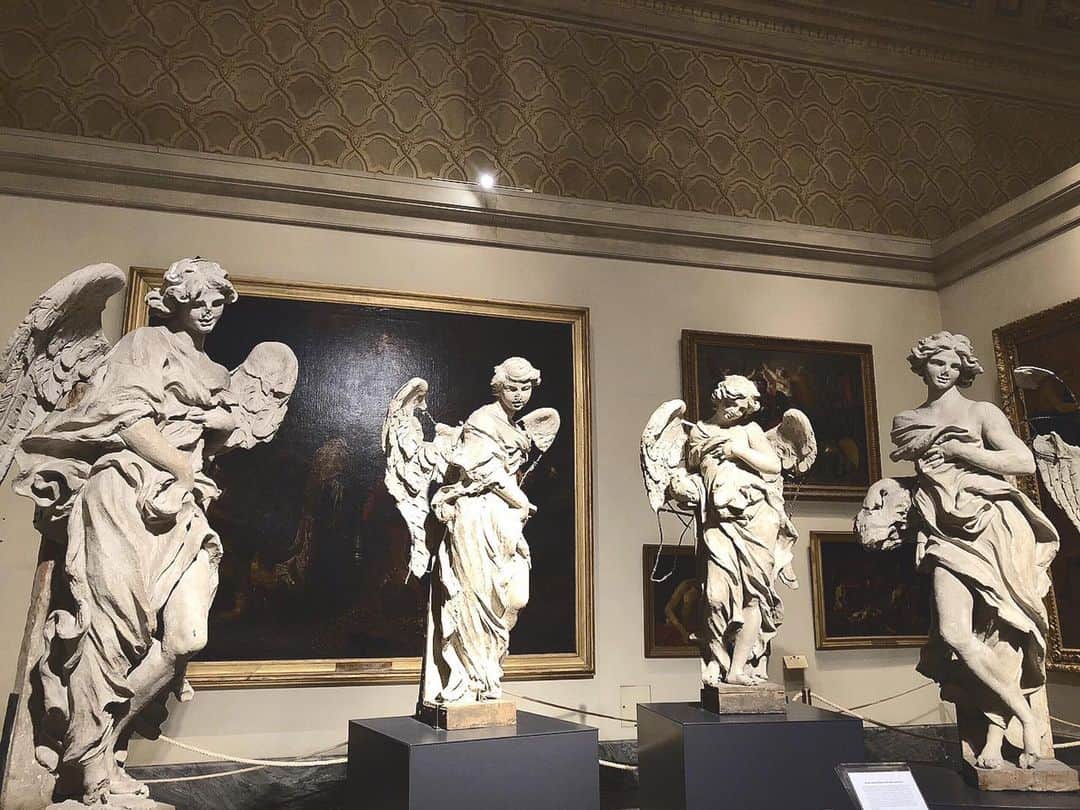 霧島れいかのインスタグラム：「美術館も恋しいのぅ。 どの人がタイプ？ 私は一番右の方で😆  Do you like museums?  #wanttogo #museum #art #ilove #italy #rome #staysafe#tb #脳内旅行」