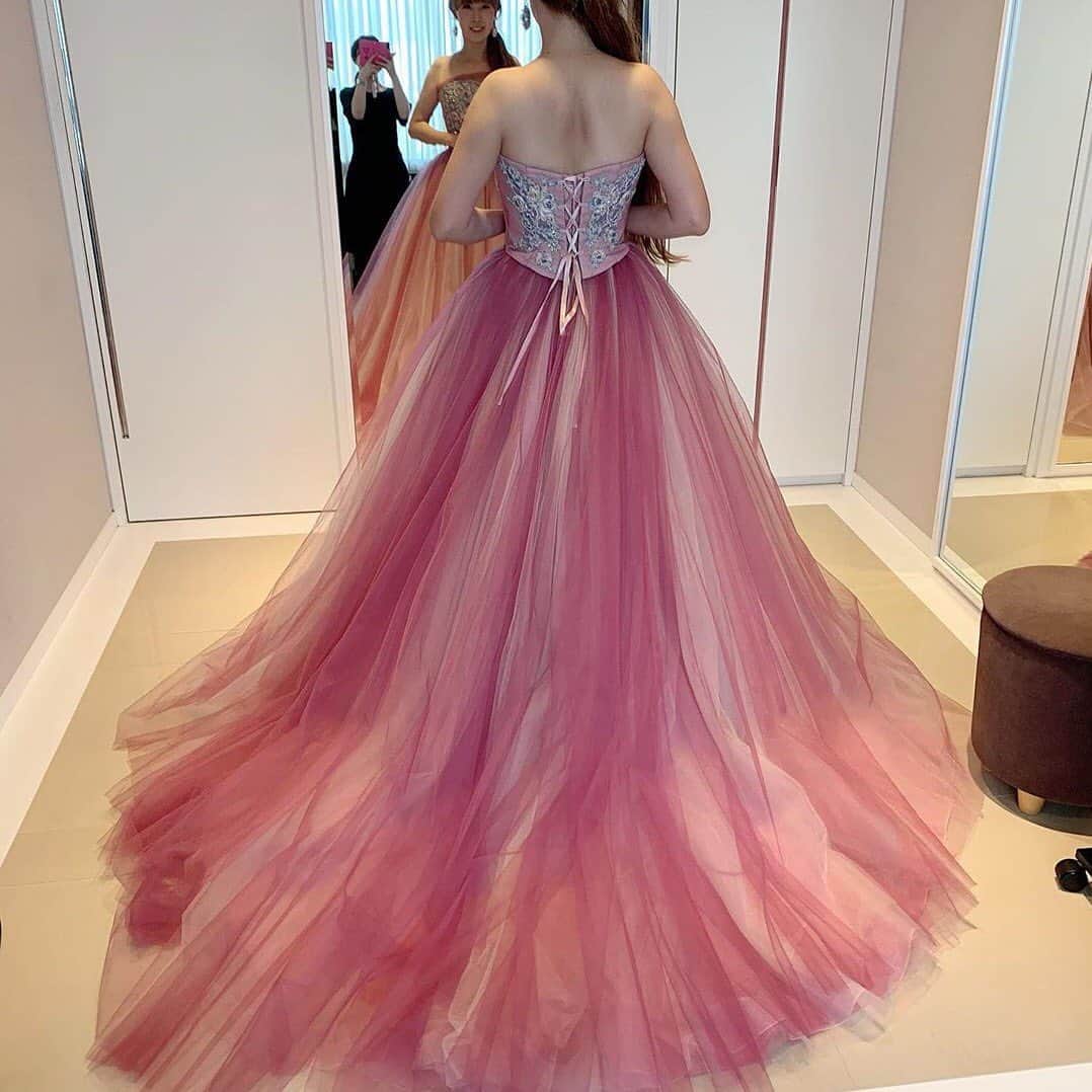 ホテルモントレウェディング【公式】 のインスタグラム：「♥ @montereyweddingをフォローして 『 #モントレ花嫁 』『 #ホテルモントレ』の タグをつけて投稿してくださいね＊*. . 💒👰ホテルモントレ グラスミア大阪 @grasmereosaka.wedding #卒花嫁 @emiko.demi さまより 素敵なお写真をリグラムさせていただきました！ . 人気グラデーションドレスの試着レポ✧* とってもお似合いですね♡* . ——————————. ◆ブライダルフェア予約はこちらをcheck＊* http://bit.ly/2xJi8pN ◆ホテルモントレ グラスミア大阪の公式HPはこちら* https://www.monterey-wedding.jp/grasmere_osaka/ ——————————. . #ホテルモントレグラスミア大阪  #グラスミア大阪 #大阪 #osaka #モントレ #モントレ花婿 #プレ花嫁 #卒花 #weddingdress #プラコレ #ウエディングニュース #marryxoxo #wedding #dress #結婚式場 #日本中のプレ花嫁さんと繋がりたい #ブライダルフェア #結婚式 #パーティ #披露宴 #2020年春婚 #2020年夏婚 #2020年秋婚 #2020年冬婚 #ホテルウェディング」