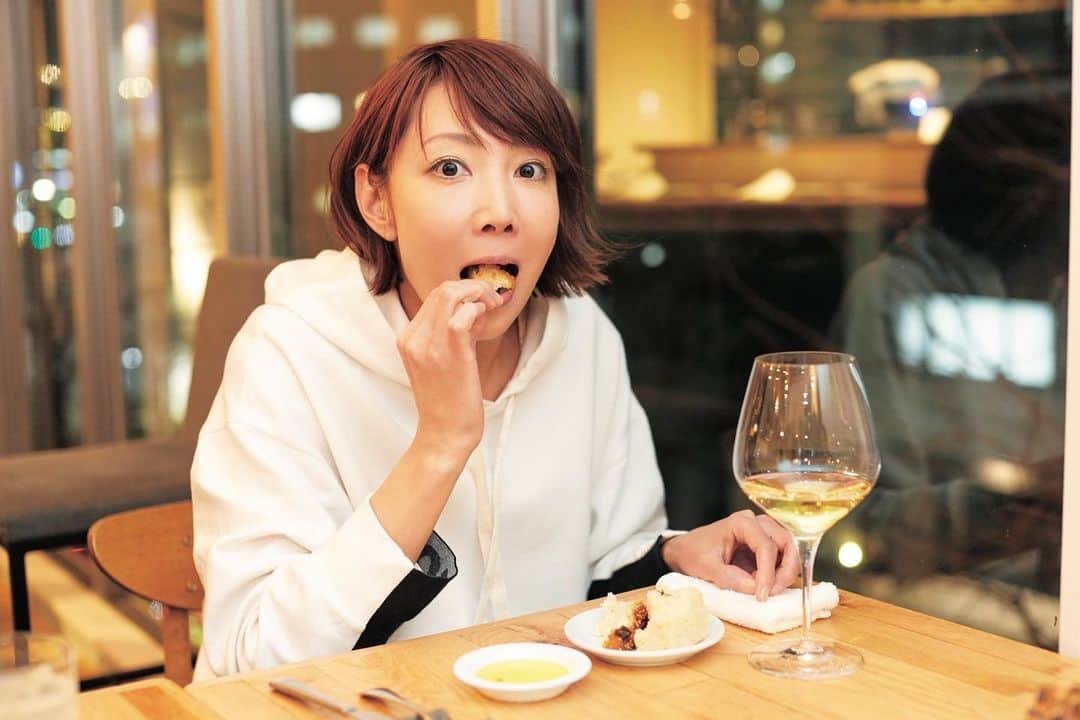 Barfout!さんのインスタグラム写真 - (Barfout!Instagram)「#BARFOUT! #バァフアウト! 4月号に掲載の #柚希礼音 さん連載ページ。今回はイレギュラーですがご本人行きつけのお店に行ってきました。恵比寿の〈ALTRO!〉さん。取材は舞台『ボディガード』が始まるよりもずっと前でしたので、内容を振り返ると、何だか色々と…ですが、柚希さんのあんぐりなお顔を眺めていると、美味しいご飯でも食べてまた頑張るか！と活力をもらえるから不思議です。（堂前）﻿ ﻿ ﻿ #reonyuzuki﻿ #actress﻿ #takarazuka﻿ #culturemagazine ﻿ #printmagazine ﻿ #photography ﻿ #photo﻿ #portrait」4月13日 17時47分 - barfout_magazine_tokyo