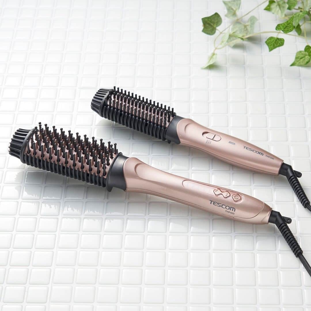 TESCOM テスコムのインスタグラム：「＼【新発売】ホットブラシアイロンTHP400・THP300／ . ヘアーアイロンとブラシが一体化したホットブラシアイロン✨ スーッと梳かすだけ！のブラシ感覚で、忙しい朝の強い味方に💡 . 持ち運びに便利なコンパクトサイズはTHP300、しっかりクセづけができるスタンダートサイズはTHP400をお選び下さい。 . - - - - - - - - - - - - - - - - - - - - - - - - - ●商品名：ホットブラシアイロン ●品番　：THP400・THP300 ●カラー：ピンクゴールド - - - - - - - - - - - - - - - - - - - - - - - - - @tescom_beauty . Nobbyに関する情報は@tescom_pro キッチン家電に関する情報は@tescom_kitchen にてご紹介中！ . 毎日使うヘアアイテムは #テスコム または #TESCOM で検索してみて下さいね♡ テスコムのInstagramでは、自分らしさを追求したあなたのキレイづくりに役立つ情報を毎週発信しています！ . #美容 #ヘアスタイル #ヘアケア #美髪 #ストレートヘア #美意識向上 #新製品 #ヘアアイロン #清潔感 #ストレートアイロン #美容家電 #便利アイテム #ナチュラルストレート #髪質 #美容グッズ #自分へのプレゼント #サラツヤ #時短ヘア #ヘアアイテム #ヘアケアアイテム #時短スタイリング #オシャレ家電 #寝癖直し #うねり髪 #ストレーター #さらさら髪 #ピンクゴールドカラー #ホットブラシアイロン」