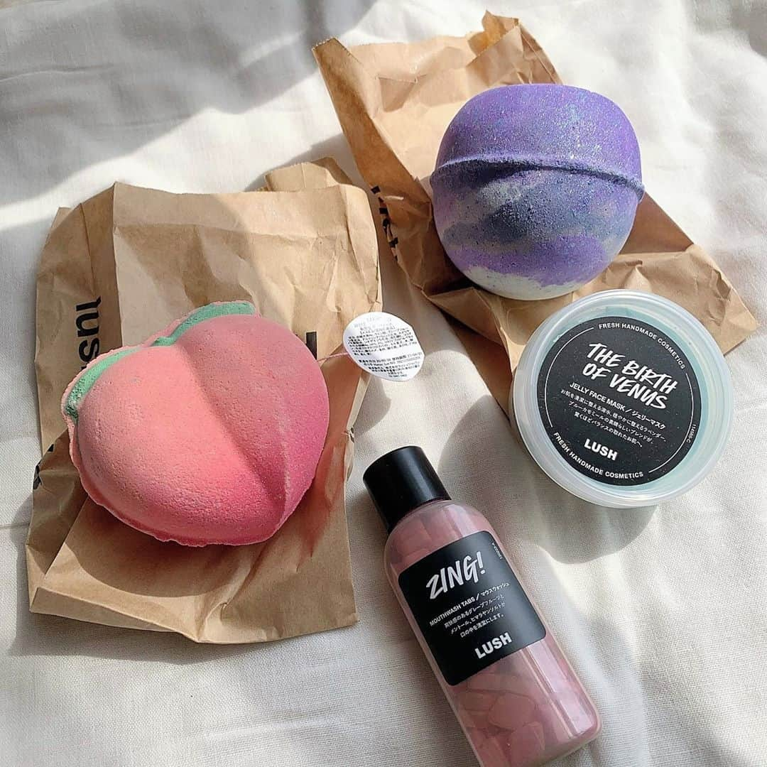 MERYさんのインスタグラム写真 - (MERYInstagram)「. 気分の上がる『LUSH（ラッシュ）』のバスボムがあれば、いつものお風呂タイムも特別な時間になりそう♡ . 『ピーチィ ボム』（画像左：￥870）は、桃の形をしたキュートな見た目と甘くフルーティーな香りが魅力。『ゴッデス ボム』（画像右：￥960）は、カカオバター・シアバター・アルガンオイル配合でお肌を保湿してくれ、ジャスミンとローズを基調とした香りで癒やしを与えてくれますよ◎ LUSHには他にも様々な種類のバスボムがあるので、ぜひチェックしてみて。 . MERYでは他にも「かわいい」に近づくさまざまな情報を発信しています。 @mery.beauty コスメ・美容に特化した情報をお届け♡ @mery_spot 話題のカフェやお出かけスポットをご紹介！ こちらもぜひチェックしてみてください！ . photo by @_koko627 . #MERY #regram #instagram #lush #lushjapan #lushcosmetics #lushbathbomb #bathtime #bathbomb #bath #stayhome #ラッシュ #バスボム #ラッシュバスボム #入浴剤 #ピーチィボム #ゴッデスボム #バスタイム #お風呂 #リラックスタイム #リラックス #泡風呂  #バスグッズ #おうち時間 #おうち時間を楽しむ #女子力向上委員会 #お洒落 #お洒落さんと繋がりたい #MERY女子 #メリー」4月13日 18時00分 - mery.jp