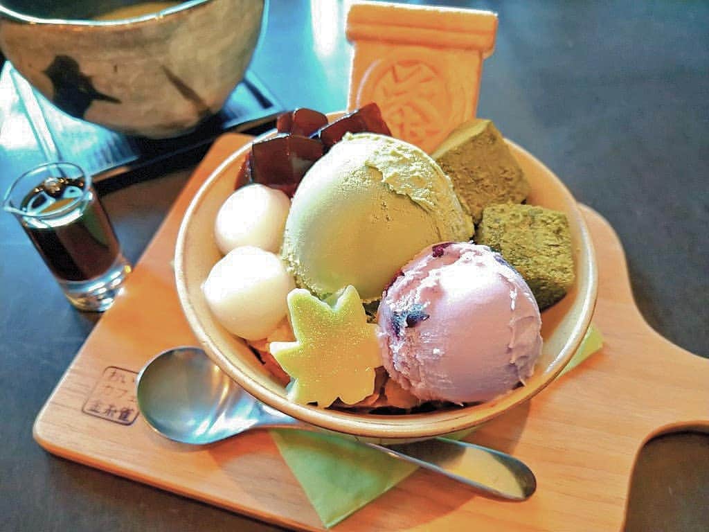 おいもカフェ金糸雀のインスタグラム：「. 古都で味わう抹茶のスイーツ『おいも鎌倉抹茶パフェ』(税込850円)。 緑あざやかな抹茶アイスや抹茶わらび餅、抹茶ゼリーを紫芋アイスと楽しめる、かわいい和パフェです♪ 茶箱型の最中皮と、青紅葉の生麩が抹茶スイーツに映えます(^^) . #おいもカフェ金糸雀 #おいもカフェ #鎌倉 #小町通り#湘南 #神奈川#カフェ #鎌倉カフェ #湘南カフェ #神奈川カフェ #鎌倉スイーツ #鎌倉グルメ #鎌倉デート #鎌倉散歩 #鎌倉旅行 #パフェ #スイーツ #アイス #白玉 #青紅葉 #抹茶 #抹茶パフェ #抹茶スイーツ #抹茶アイス #抹茶好き #かわいい #カフェ巡り #映え #kamakura #가마쿠라 . 《おいもカフェ金糸雀》 営業時間：10:00-18:00(L.O.17:30) 定休日：水曜日 248-0006 神奈川県鎌倉市小町2-10-10 小町TIビル1F TEL：0467-22-4908」