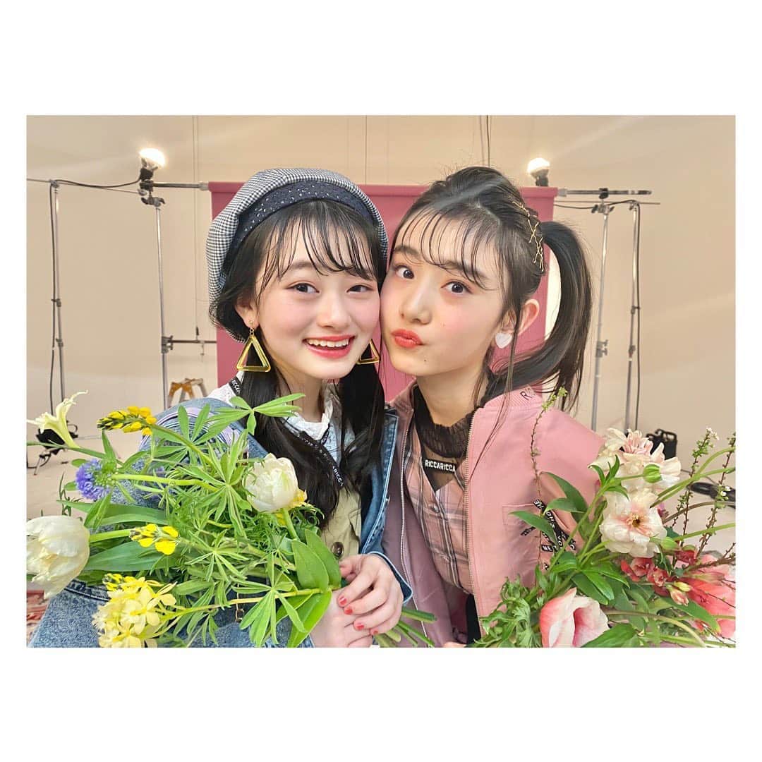 ニコ☆プチのインスタグラム：「💐💐💐💐💐﻿ ﻿ ﻿ なかよぴ、ついんず👭 ﻿ ﻿ #ニコプチ　#プチモ　#ユナちん　#アキぴょん﻿ #高比良由菜　#近藤藍月　#ツインズ #4月号おふしょ」
