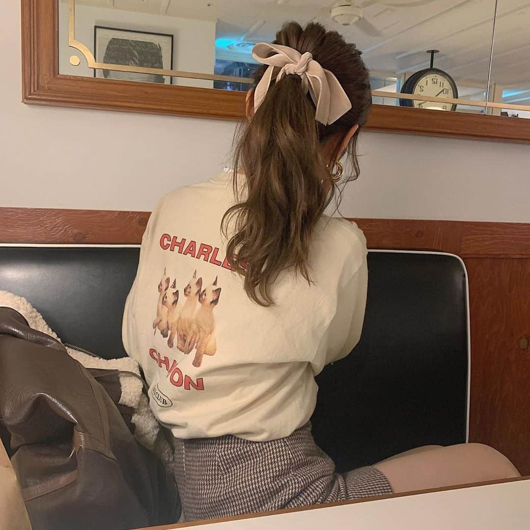 RiLiさんのインスタグラム写真 - (RiLiInstagram)「後ろ姿映えバツグン⛳【バックプリントTシャツ】🌼 ..... プリントTシャツやロゴTシャツが流行ってる中、【バックプリントTシャツ】も目が離せない👀💕後ろ姿映えバツグンだよ🌷 トレンドのカラーパンツとも相性ぴったり🥺💌上からシアーシャツと合わせればこなれ感も出ちゃうよ🙊🌸 シンプルなデザインも個性派デザインもかわいいから、お気に入りを1枚は持っておきたいアイテム🎶ロゴや映画のワンシーンなど、好きなものを見つけてみて……🛍♡ ❣❣❣❣❣ サイトやSNSで掲載させていただくお写真募集中😘📸 かわいいコーデやアイテム、注目スポットなどが撮れたら、ハッシュタグ→#rili_tokyo  を付けて投稿❗ ． Special Thanks💋 Photo by @rinashinhira @7mi_321 @miii___yuu7 @___reimm.74 @38_____38 ． #春 #春コーデ #バックプリントTシャツ #バックプリント #Tシャツ #ロンT #後ろ姿映え #後ろ姿 #レイヤード #オーガンジーシャツ #シミラールック #シミラーコーデ #ワントーンコーデ #シンプルコーデ  #カジュアルコーデ #ガーリーコーデ #置き画 #置き画くら部 #今日のコーデ #コーデ #コーディネート #RiLi  #おしゃれさんと繋がりたい #お洒落さんと繋がりたい #ファッション #패션스타그램 #ootd #outfit」4月13日 18時02分 - rili.tokyo