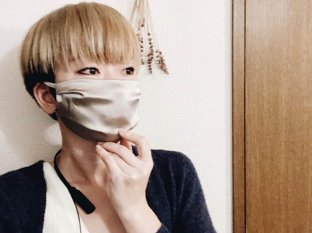 藤田敦子のインスタグラム：「ㅤㅤㅤ てへへ😋 ゴールドに続き、グレーもゲット😷 もうこれで一生マスクに困らない。 ㅤㅤㅤ 実は中にインナー(楽天で買ったシルクのやつ)、で、 スーパーに行くときはシルクとシルクのあいだに 不織布のめちゃくちゃ貴重なマスクも1枚。 不織布マスクは当然使いまわしてます。 ㅤㅤㅤ スポンジみたいなマスクがどうも 匂いも息のし辛さも苦手で困ってたから シルクに出会えてうれしい🥺 ㅤㅤㅤ 外行くときは2枚目のメガネも👓 顔触らずに済むしね♪ ㅤㅤㅤ (冷え取り靴下履いてるくせに ノースリーブなんかい✋ていう　ツッコミはお待ちしてないよ🤣)」