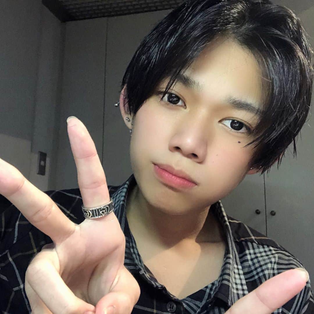 ゆうじさんのインスタグラム写真 - (ゆうじInstagram)「最近動画出てないからせめて写真くらい！！気まぐれでコメント返す〜  #YouTuber #ピアス #ピアス男子 #」4月13日 18時05分 - y_ujiuji92