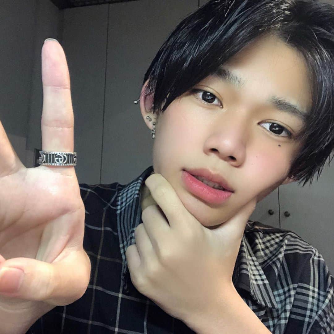 ゆうじさんのインスタグラム写真 - (ゆうじInstagram)「最近動画出てないからせめて写真くらい！！気まぐれでコメント返す〜  #YouTuber #ピアス #ピアス男子 #」4月13日 18時05分 - y_ujiuji92