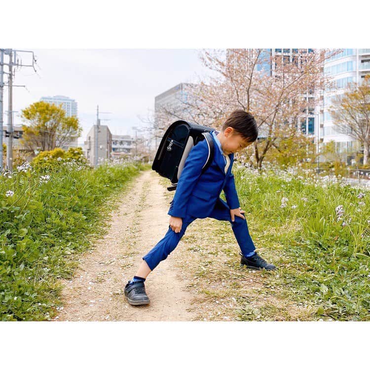 大谷朋子さんのインスタグラム写真 - (大谷朋子Instagram)「♡ * 桜が咲いているうちに♡ と撮っておいた新一年生の写真🌸 * スーツのときでさえ動きが激しい息子👦🏻 小学校に行ったらもっと走り回ったりするだろうし、 靴選びがとっても大事。 * そんな息子のスニーカーには、 @tential のジュニアインソールを入れています👣 * このインソールは、 特許技術を搭載し浮き指を防いでくれるので、 正しく足裏が使えるようになり、姿勢改善やスポーツのパフォーマンス向上にも繋がるんだそう♪ * 子どもの「足育」大事！！ 息子も歩きやすいって喜んでいます。 * 昨年の怪我で右の土踏まずが気になっていて、 先生からもインソールを検討するように言われていたので、素敵なインソールに出会えてよかった♡ * *  #TENTIAL #TENTIALINSOLE #インソール #コンディショニング #ジュニアインソール #足育 #6歳男の子 #入学準備 #足底腱断裂」4月13日 18時07分 - tomoko_ohtani