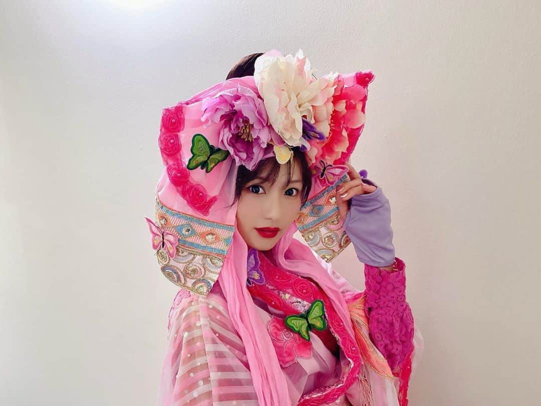 谷川愛梨のインスタグラム：「: 私が演じさせて頂く予定だった 舞台『ブラックスミス』ムラキちゃん🦋 とーっても可愛いお衣装で バッチバチに戦うのです😏⚔ 私もすっかり虜になったブラックスミス いつか皆様の元へお届けできる日がくる事を 心から願っています😌✨」
