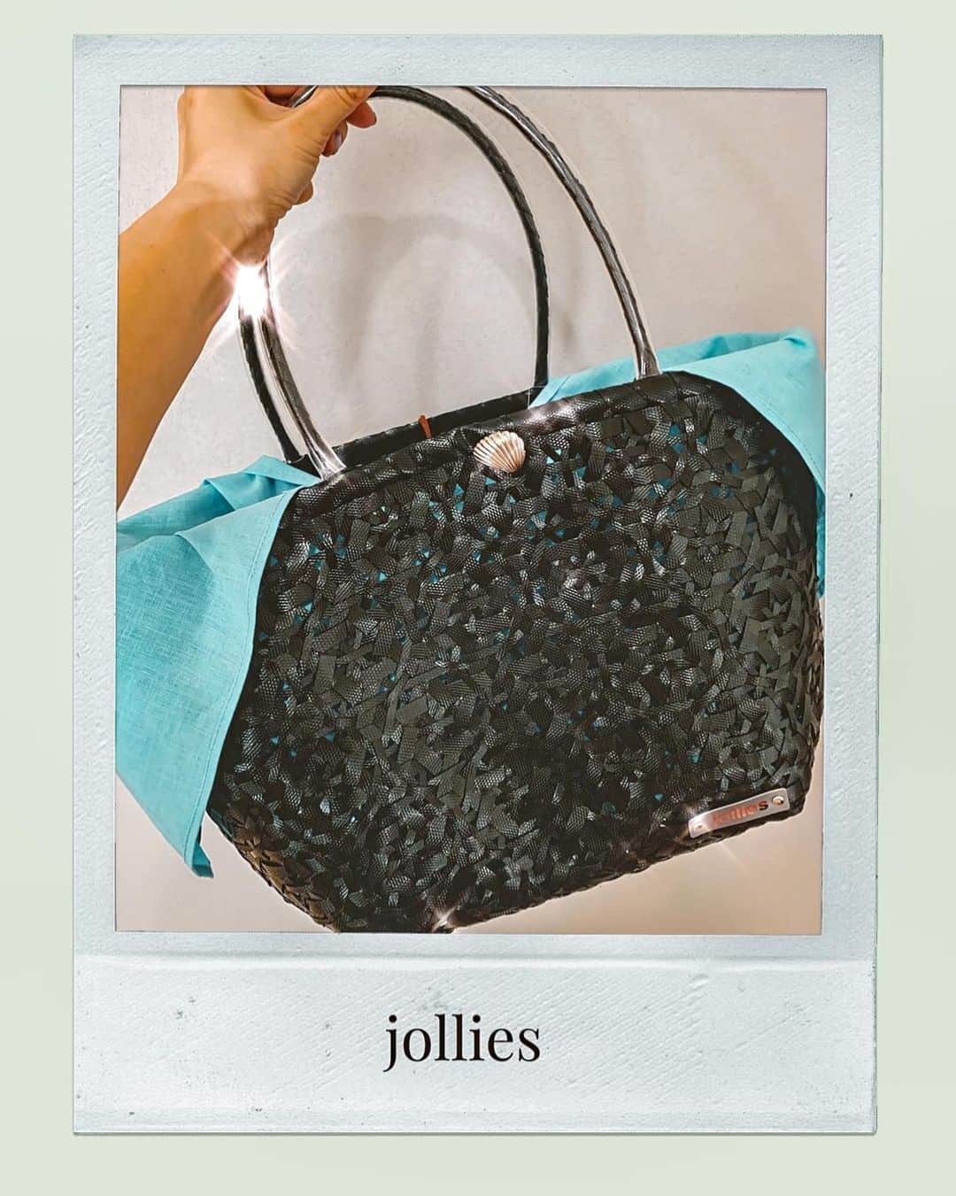 藤倉幸子のインスタグラム：「この間買った@jollies.chigasaki 今全品送料無料だって🖤  送料無料なら、もう一個買っちゃおうな〜 公園用にショルダーもアリかも…  これならお出かけ用にも使えるし  ストーリーのカレッジパーカーも可愛いから見てみて✨  #jollies #jollies.chigasaki #茅ヶ崎 #送料無料 #来週一杯だよ #チェーンショルダー #カレッジパーカーが欲しい」