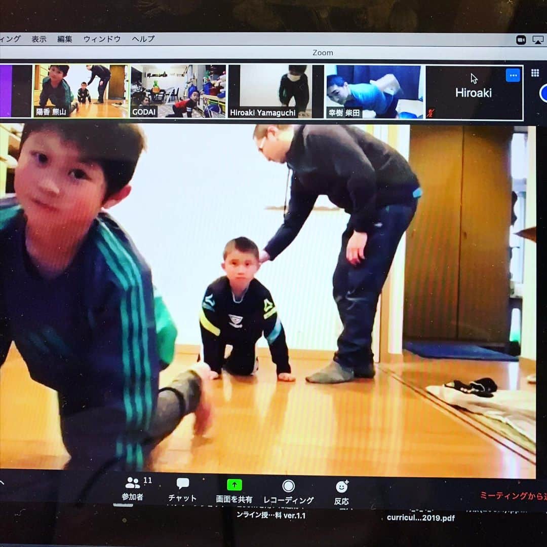 吉田輝幸のインスタグラム：「【キッズトレーニング@オンライン】 社内での練習会を開催 ・ めちゃくちゃ楽しかった〜 大人も運動になりますね！！ 私も見ていたらやりたくなって参加しちゃいました。笑 ・ フィジカル×コーディネーション ・ プログラムの特徴 脳とカラダを使い体力と運動神経を高める ・ クリエイティブキッズストリート×PCP コラボ企画‼️ ・ 【有名アスリートのトレーナー集団PCPが教えてくれる！】 秘めたチカラを引き出す、オンライントレーニング ・ 対象：小学１年生〜６年生 日程：4/15（水） 時間：０９：３０〜１０：３０　（６０分） 場所：オンライン（zoom、URLはお申込みいただいた方にご案内します） 金額：1,500円 ・ 申し込みはこちら https://cks-training.peatix.com/」