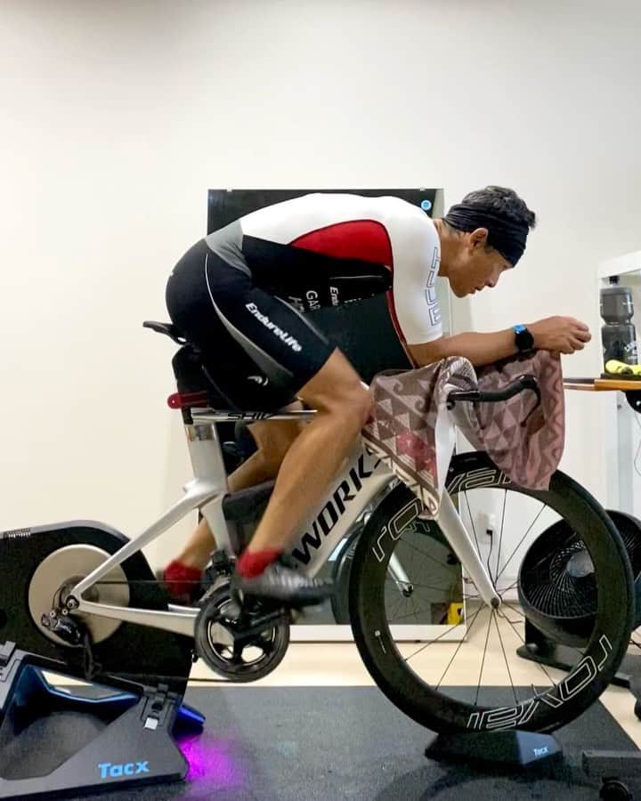 のインスタグラム：「レースウェア #huub トライスーツでの #インドアサイクリング はかなり快適！ もともと泳ぐことを考えているので、汗でビショビショになっても動きやすくサラリとした肌感、しばらくはレースで着古したものをヘビロテ決定。 バイクパンツに比べるとパッドは薄く無いも同然なので、ライディングフォーム、ポジションがキチンとしていないと圧迫に耐えられないかもしれない。 15分程度のアップダウンコースを5周、ペース→アウタートップ固定ーペースあげ→アウターロー2枚目固定→ペースさらにあげて。 セルフテーマを設けて周回は #自分がライバル #水分補給 #しっかり #コナチャレ #anywhereispossible #triathlon #specialized #shiv #garmin #tacx #日日是好日 #エンデュアライフ」