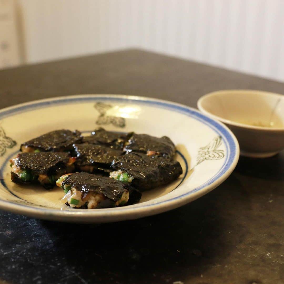 のインスタグラム：「餃子の皮を使わないヘルシー海苔餃子 材料 豚挽き肉（200g）、ニラ（1／2わ）、しょうが小さめの1/2かけ、干し椎茸1（水で戻しておく）生椎茸でも、海苔、片栗粉小さじ1、醤油小さじ1、ごま油小さじ1／2、塩胡椒適量 ①豚挽き肉をポリ袋に入れみじん切りにした、ニラ、しょうが、干し椎茸、片栗粉、醤油、塩胡椒、ごま油を入れよく混ぜる。 ②よく混ざったらポリ袋から空気を抜き口を縛る ③海苔を切りポリ袋の縁を切って具を海苔の上に絞り海苔で挟む。（あまり詰め過ぎず薄めにすると生焼け防止になります） ④フライパンに油をひき、中弱火で蓋をしながら片面2分づつくらい焼く。 水は入れずに焼きます。（海苔が溶けてしまうので） 焼けると写真9枚目のようにぷりっとします。 下味は結構ついてるので酢胡椒や酢ラー油で。 個人的には小さめで一口餃子みたいなサイズがオススメです。  #おうち時間  #おうちごはん  #吉本自宅劇場  #馬場ごはん」