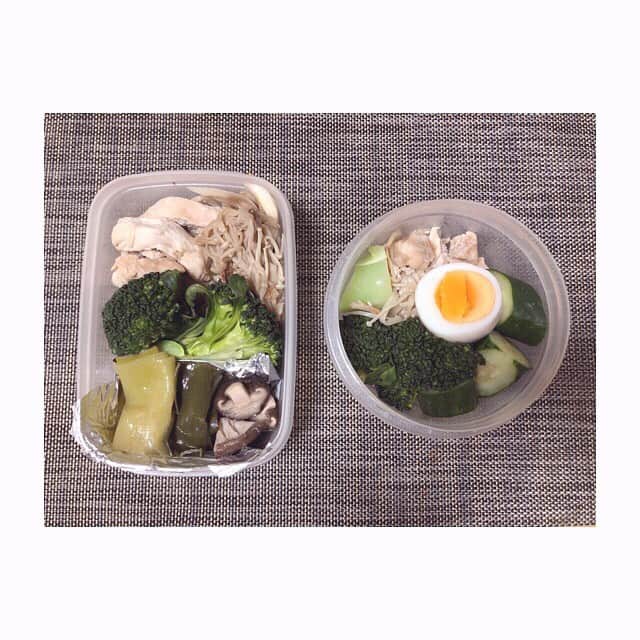 みのり(26)＠東京 ダイエットのインスタグラム：「🎀 #夜勤 🍴#今日のお弁当 . 胸肉120g ブロッコリー えのき舞茸 長ネギと椎茸の生姜煮 . 右のは朝分( ‾ω‾ )👍 . . ここ2〜3日、 わりと好きに食べてるから リセット夜勤ごはん🥱 . . 朝とレベルが違いすぎる🥶笑 . . . ◉ライザップ公認の紹介アンバサダーです。 〜紹介特典で、5万円分お安く入会できます〜 . . ▶︎全国どの店舗でもOK ▷２週間のトライアルコースもあります(^_^)/ ▶︎カウンセリング予約前にご連絡ください . ◎入会やカウンセリングをお考えの方、 ご質問なども、DM✉️ください。 . ★トレーニング見学もできます★ . 📺RIZAP TVCM出演 🏅RIZAP BMG ファイナリスト2017.2018 . #rizap #ライザップ . #ダイエット #diet #ダイエット日記  #instadiet #ダイエット仲間募集 #ダイエッター #公開ダイエット #食べて痩せる #糖質制限 #お弁当 #弁当 #ダイエット弁当  #自分弁当 #糖質オフ #晩御飯 #dinner #夜ご飯 #夕食 #夜ごはん  #低糖質 #糖質制限 #夜勤弁当 #看護師」