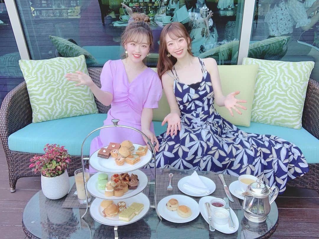 のインスタグラム：「♡ マリーナベイサンズを見ながら テラスでアフタヌーンティー☕️💕 . . TWGと接戦で行きたかったのが #フラトンベイシンガポール の アフタヌーンティー🥺✨ 近くまで来たから急遽行こか！ってなって、 予約してないからダメ元で直行したけど 通してもらえた😍暑いから人気無いのか… テラス席座れて開放感抜群の時間やった❣️ . . 食べ物も紅茶もおかわり自由やったよ😳 お腹いっぱいすぎてできひんかったけど😂 美味しかったし、雰囲気重視の人には 絶対おすすめ〜٩꒰｡•◡•｡꒱۶💘 . . . . . #THEFULLERTONBAYHOTEL #TheLandingPoint #アフタヌーンティー #シンガポール旅行 #シンガポール #カフェ巡り #シンガポールカフェ #マリーナベイサンズ　#アフタヌーンティーセット  #シンガポール韓国 #海外旅行 #旅行大好き #ソラtrip #女子旅 #タビジョ #旅行好きな人と繋がりたい #リゾートホテル #genic_singapore #tabijyomap_singapore」