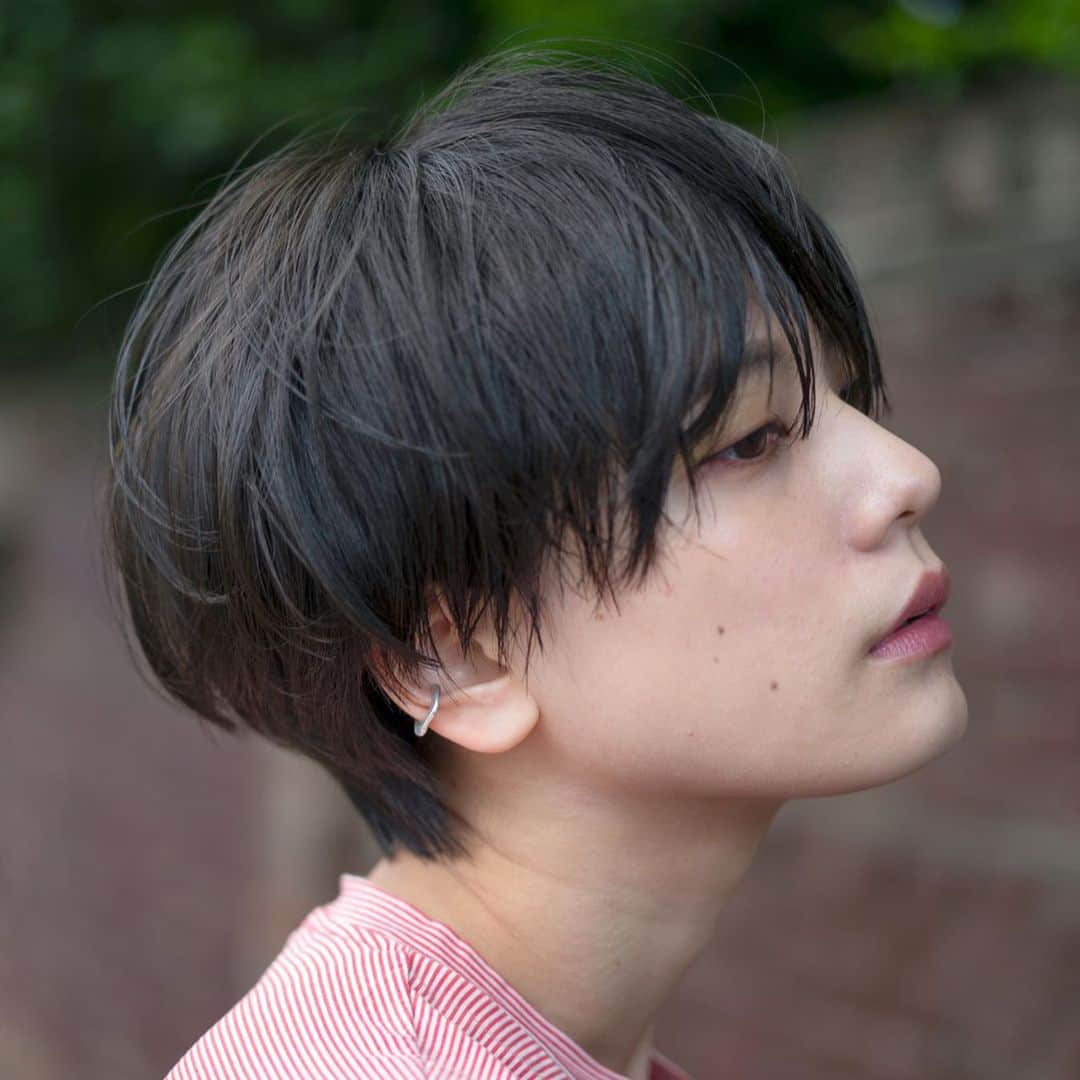 石川瑠利子のインスタグラム：「. . short hair💁🏻‍♀️ お家時間が長くなってきてますね。段々飽きてくるかもしれないけどがんばろうね😤🌟 私は料理をしたり、掃除をしたり、アニメを見たりしてるよ🍳🍳🍳 . hair&photo @norimasasawa . .  #photo #hair #shorthair #fashion #おうちじかん」