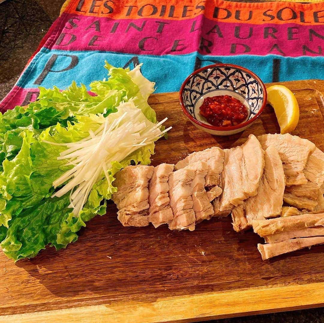 早見優さんのインスタグラム写真 - (早見優Instagram)「塩豚のレタス香味巻き Made this pork shoulder to wrap with lettuce and long onion NEGI  #japanesefood #圧力鍋 #pork #豚肉レシピ」4月13日 18時57分 - yuyuhayami