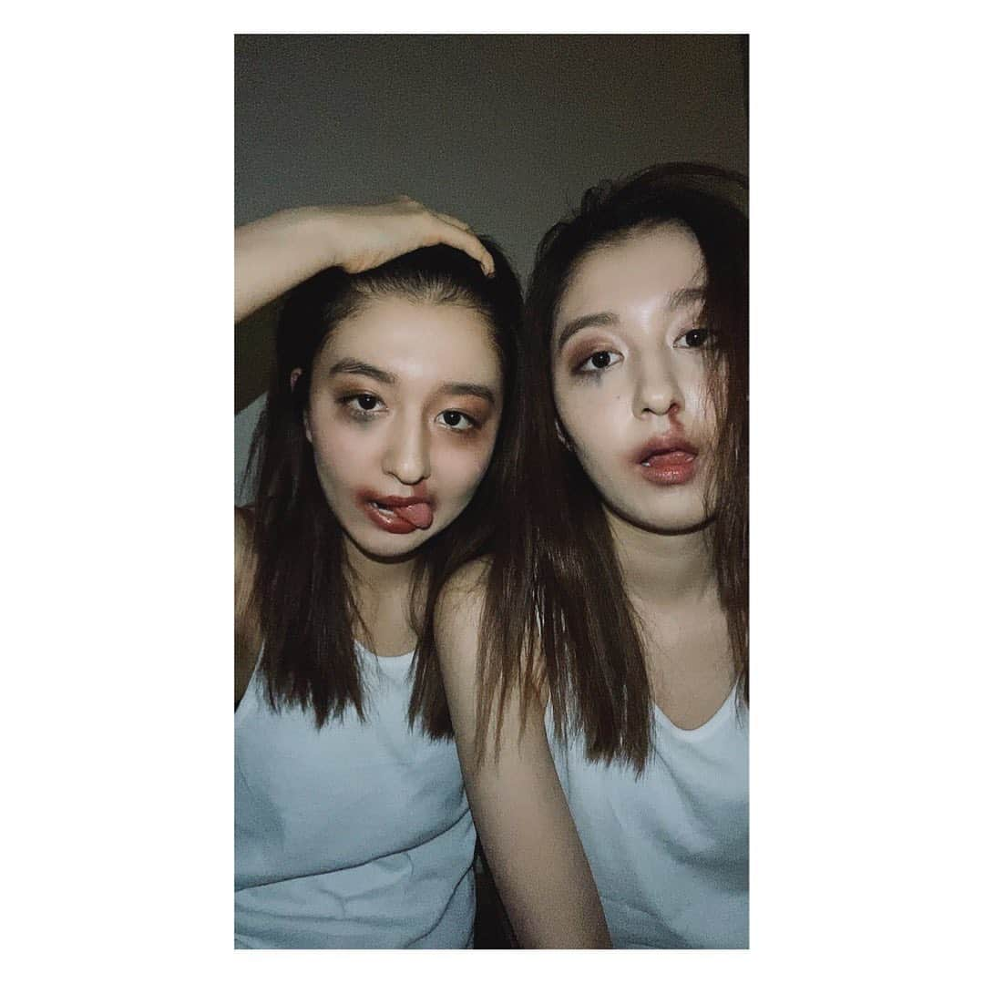 りかりこさんのインスタグラム写真 - (りかりこInstagram)「. 今日のtiktokは もう見てくれましたか？ 怖い顔がなかなか作れず 苦戦しました（笑）💦 是非見てください〜 #りかりこ #マグショット #双子 #twins #tiktok #mugshot」4月13日 19時11分 - rikariko_official