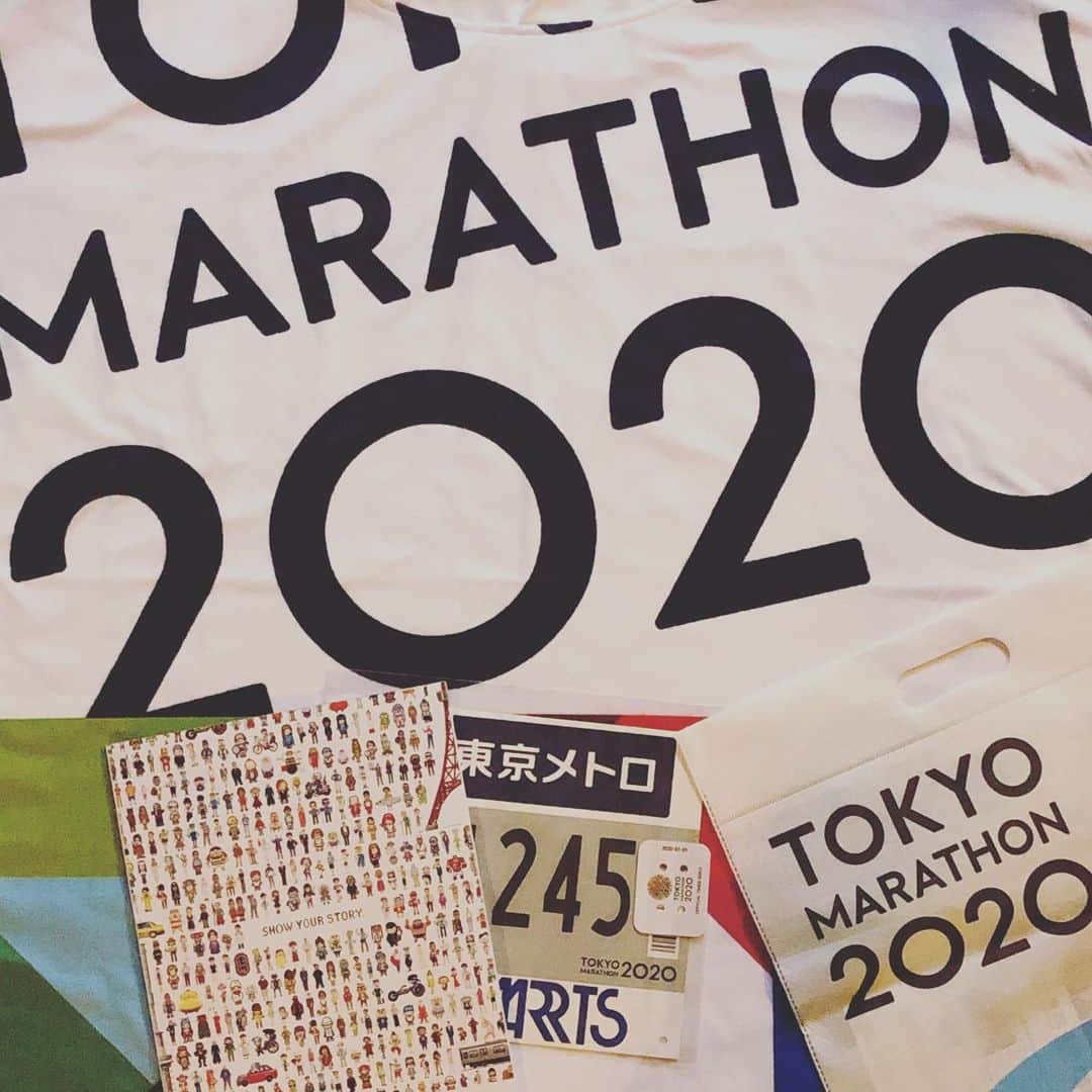 野宮真貴さんのインスタグラム写真 - (野宮真貴Instagram)「東京は夜の七時♪﻿ ﻿ 東京マラソン2020の記念グッズが届きました🏃‍♂️﻿ 来年3月の出走を目指して、夫は毎日1時間以内の公園ランニングに励んでいます。﻿ 希望や目標を持つのは大事ね😉﻿ ﻿ #東京は夜の七時 #東京マラソン2020 #私も時々一緒に走ってる #すぐバテるけど #野宮真貴 #missmakinomiya」4月13日 19時06分 - missmakinomiya
