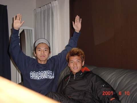 播戸竜二さんのインスタグラム写真 - (播戸竜二Instagram)「『なつかシリーズ⑨』 ・ 札幌で仲良くなったガクさん。今も変わらず仲良くさせてもらえて嬉しいです！ ・ これは俺の家で、中田ヒデさんの試合をスカパーで見たとか、そをな感じやったと思う！（笑） ・ 初めてのCM撮影があったり、（選挙のCMやったような）代表になってる同い年達が試合で札幌に来たり、福岡に遊びに行ってたり、富良野や、寒い北海道の海に行ったりの写真😁 ・ そして初めてのゴルフは北海道でした！⛳️🏌️‍♂️ ・ これ以降、全然やってなかったけど、野々村社長とかと行ったのが初めてやったね！ ・ ・ いろいろな大自然に育まれました！ ・ また明日✋ ・ ・ #GAKUMC #北海道 #札幌 #富良野 #銭函 #博多」4月13日 19時07分 - ryuji_bando