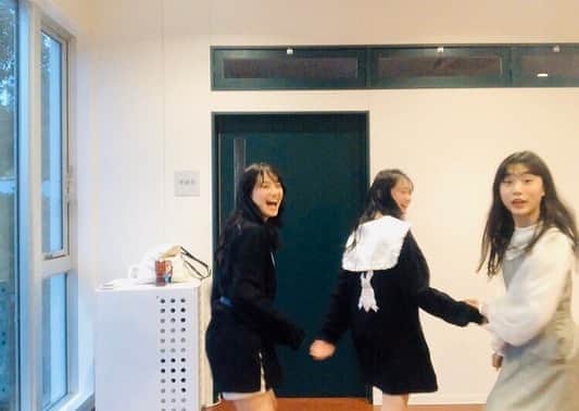 ニコ☆プチのインスタグラム：「かんたんすぎましたね…🤪笑 #そして正解カットがこれしかなかった笑 #関谷瑠紀  #近藤藍月  #高比良由菜  #おまけの後ろ姿つき😏」