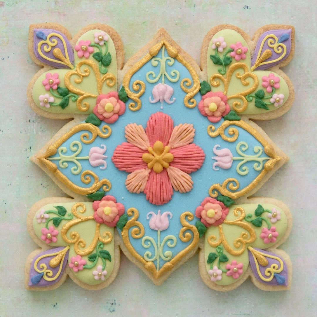 KUNIKAのインスタグラム：「Dreaming of spring breeze...﻿🌼 ﻿ オンラインショップで個展BEYONDのオリジナルアイテムをご購入くださった皆さま、誠にありがとうございます🍀﻿ 本日から発送していきますので、今しばらくお待ちください。﻿ (銀行やコンビニでお振込の方は、期限内にお忘れないよう、ご確認お願いします。)﻿ 久しぶりに梱包作業したら、楽しかった〜﻿ ﻿ このクッキーでタイルのコースター作りたかったな...﻿ いろいろ作りたいものリストアップしよう⛲️﻿ ﻿ ﻿ ﻿ #artofkunika #kunicookie #sugarcookies #decoratedcookies #cookieart #decoratedsugarcookies #royalicing #royalicingcookies #cookiedecorating #customcookies #cookiesofinstagram #cookiedesign #cookieartist #instacookie #アイシングクッキー」