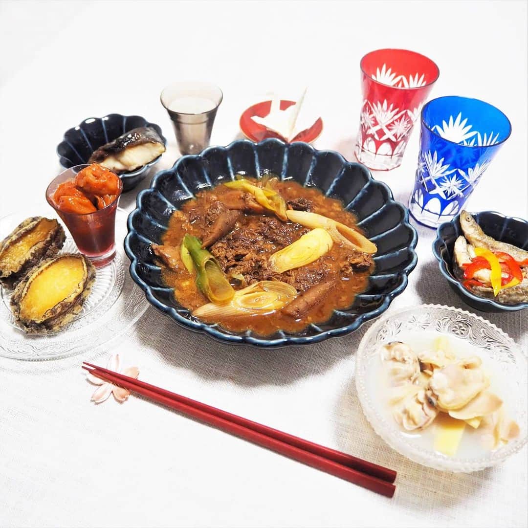 Kuboi Ayumiさんのインスタグラム写真 - (Kuboi AyumiInstagram)「外食もできないので、おうちレストラン☆﻿ ﻿ 一休の評価4.77の和食屋さん『 808TOKYO 』のお料理を﻿ テーブルに並べただけで、豪華で気分も明るくなりました。﻿ パパと一緒においしいお料理でストレス発散！﻿ ﻿ ・自家製梅干しキムチ﻿ ・わかさぎ南蛮漬け﻿ ・蒸しアワビ﻿ ・魚の西京焼き﻿ ・尾崎牛味噌煮﻿ ・料理長おすすめの１品　極上はまぐりスープ﻿ ﻿ 全て真空パックで届けてくれるので、そのままお皿に盛り付けたり﻿ 湯せんで温めたりするだけで、いつもの食卓が高級レストランになっちゃいました。﻿ ﻿ たまにはこういうのもいいですね。﻿ コロナが落ち着いたら食べに行きたいな。﻿ ﻿ 気になる方はデリバリーコースを含んだ、クラウドファンディングがはじまっているので﻿ ストーリーのリンクからチェックしてみてください。﻿ ﻿ ﻿ #おうちごはん #おうちレストラン #おうち時間 #おうちじかん﻿ #コロナ #新型コロナ #おうちで過ごそう #緊急事態宣言 #ステイホーム #コロナに負けるな #tokyo #japan #covid19」4月13日 19時23分 - himekagami