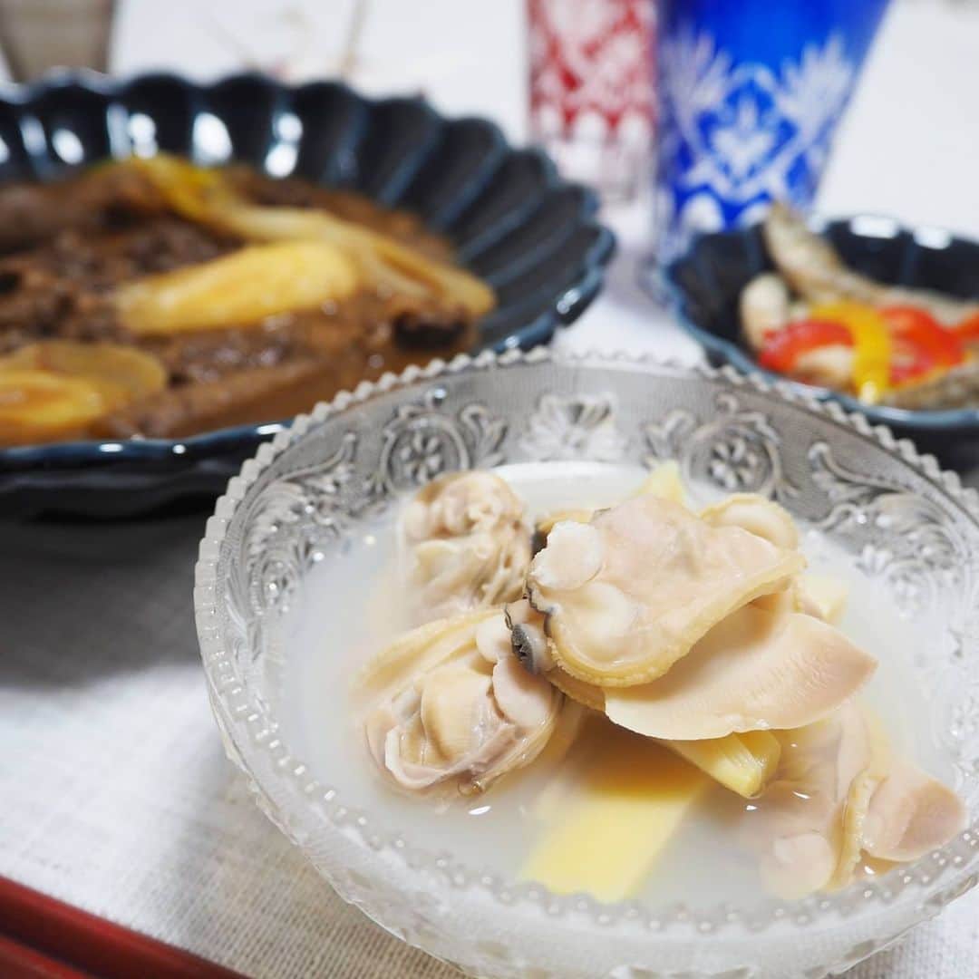 Kuboi Ayumiさんのインスタグラム写真 - (Kuboi AyumiInstagram)「外食もできないので、おうちレストラン☆﻿ ﻿ 一休の評価4.77の和食屋さん『 808TOKYO 』のお料理を﻿ テーブルに並べただけで、豪華で気分も明るくなりました。﻿ パパと一緒においしいお料理でストレス発散！﻿ ﻿ ・自家製梅干しキムチ﻿ ・わかさぎ南蛮漬け﻿ ・蒸しアワビ﻿ ・魚の西京焼き﻿ ・尾崎牛味噌煮﻿ ・料理長おすすめの１品　極上はまぐりスープ﻿ ﻿ 全て真空パックで届けてくれるので、そのままお皿に盛り付けたり﻿ 湯せんで温めたりするだけで、いつもの食卓が高級レストランになっちゃいました。﻿ ﻿ たまにはこういうのもいいですね。﻿ コロナが落ち着いたら食べに行きたいな。﻿ ﻿ 気になる方はデリバリーコースを含んだ、クラウドファンディングがはじまっているので﻿ ストーリーのリンクからチェックしてみてください。﻿ ﻿ ﻿ #おうちごはん #おうちレストラン #おうち時間 #おうちじかん﻿ #コロナ #新型コロナ #おうちで過ごそう #緊急事態宣言 #ステイホーム #コロナに負けるな #tokyo #japan #covid19」4月13日 19時23分 - himekagami