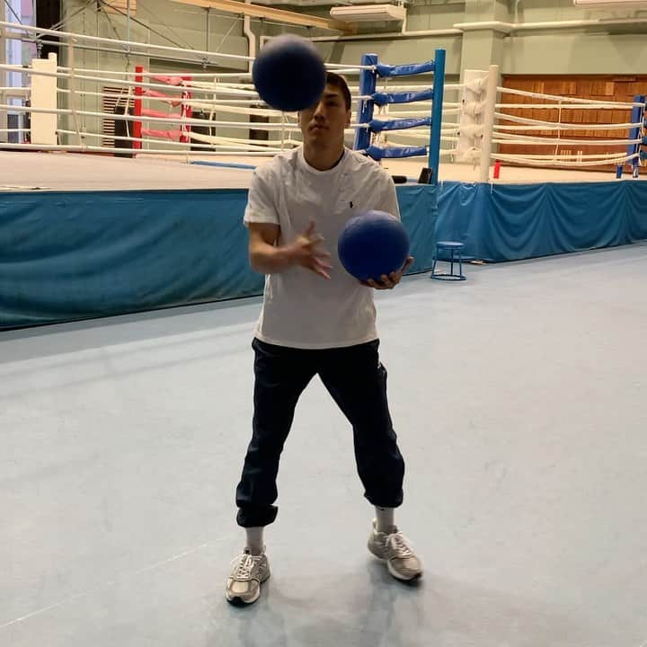 成松大介のインスタグラム：「5kgと4kg  #training  #トレーニング  #上腕二頭筋  #m990 #m990v5 #ポロ #polo」