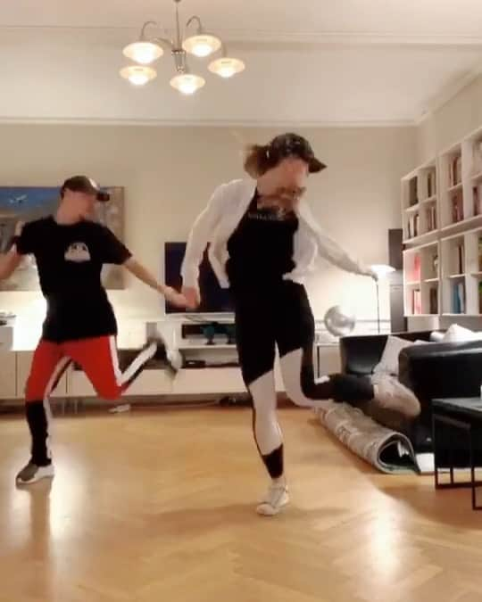 ウッフェ・ベックのインスタグラム：「Quarantine day 29. Strict demands when your girl is a former dancer 😓 #thedripchallenge」