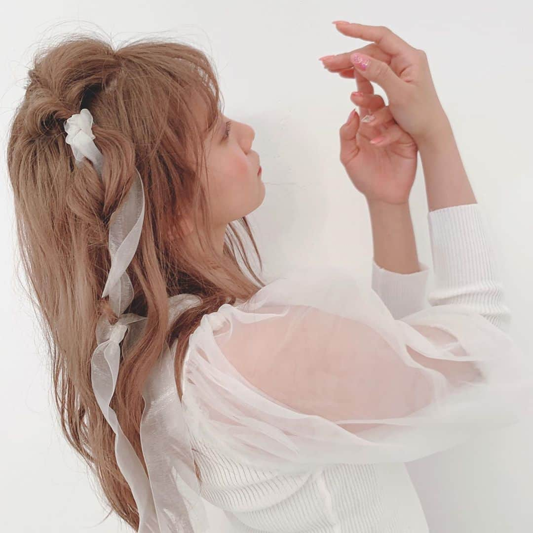 星名美怜さんのインスタグラム写真 - (星名美怜Instagram)「♥♥♥﻿ .﻿ VISSECA 4月号…♥﻿ ﻿ エアリー感のある雰囲気のコーデとメイクで﻿ 春を感じます…🍓🐇﻿ ﻿ おうち時間ですっぴんで過ごすことも多いと﻿ 思いますが…﻿ たまーにお家でもメイクやかわいいお洋服で﻿ おめかししてテンション上げて行こうね♥♥﻿ .﻿ #mireinsta﻿ #星名美怜﻿ ﻿ #VISSECA #春メイク #春ファッション  #色素薄い系カラコン #リボンヘアアレンジ」4月13日 19時32分 - hoshina_mirei_official