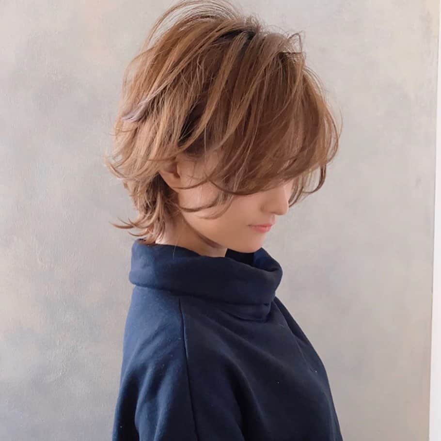 西岡卓志さんのインスタグラム写真 - (西岡卓志Instagram)「色気のあるショートも﻿ @takashi_nishioka にご相談ください！﻿ ﻿ ﻿ ﻿ ﻿ ﻿ ﻿ 保存して頂けるとオーダーの際に便利です！﻿ ﻿ ﻿ 髪質に適した西岡独自の手法で髪を傷めず柔らかい質感へ✨💈﻿ ﻿ ﻿ ﻿ ﻿ パーマで悩んでいる方は是非ご相談下さい！﻿ ﻿ カットでフォルムを美しくし、パーマで全体のボリュームを似合う位置に作ります！﻿ ﻿ さらに髪質をしっかり診断させて頂き薬剤を選定し今までにないパーマの質感を約束します！﻿ ﻿ ﻿ ☑︎パーマがかからないと言われた方﻿ ﻿ ☑︎いつもすぐ取れてしまう方﻿ ﻿ ☑︎巻いてるからパーマでは出来ませんと言われた方﻿ ﻿ ☑︎パーマがくるくる過ぎて気に入らない方﻿ ﻿ ☑︎とにかく髪型に悩んでいる方﻿ ﻿ ﻿ 是非僕にご相談ください！﻿ ﻿ ﻿ 美容師キャリア20年で培われた﻿ ﻿ 《西岡独自のパーマ&似合わせ理論》で必ずステキなヘアスタイルにします！﻿ ﻿ お客様からはカットしてよかった！パーマをかけて良かったというお声を多数頂いております！﻿ ﻿ ﻿ 《✨お客様の口コミ✨》﻿ ﻿ ﻿ ﻿ ■会う人全員に褒められます！！本当にありがとうございます！また行きます😊﻿ ﻿ ■ 本日はパーマをかけていただき、ありがとうございました☺パーマも色もほぼ全てお任せでお願いしましたが、優しく聞き取りしてくださり、西岡さんにお願いしてよかったなぁ✨と思いながら帰りました☆お忙しい中ありがとうございました！明日から、パーマ楽しみたいと思います😌そして、またぜひ、よろしくお願いします🙏﻿ ﻿ ﻿ ■ 西岡さんにカットしてもらったあとは、めちゃ誉められます😂﻿ 有難うございます💕🍀﻿ ﻿ ■ 今日は、素敵な髪型にしていただき、ありがとうございました😃﻿ ﻿ スタッフの皆さんにも良くしていただき、あっという間に時間が過ぎていました♬﻿ ﻿ これからもよろしくお願いします😊﻿ ﻿ ﻿ ﻿ ーーーーーーーーーーーーーーーーーーーーーーー﻿ ﻿ ﻿ 髪型に悩まれている方は是非ご相談下さい！﻿ 全力で取り組ませて頂きます^_^﻿ ﻿ ﻿ 【✨髪型で人生を豊かにするお手伝いを✨】﻿ ﻿ 素敵なヘアには女性を幸せにする力があります！﻿ ﻿ 僕に是非お任せ下さい！﻿ ﻿ ﻿ ヘアスタイルを似合わせるには大事な要素があります✨﻿ ﻿ ☑︎首や、肩幅を考慮したシルエット👤﻿ ﻿ ☑︎お顔の特徴頬や顎の位置生えグセなどをカバーする前髪を含めたフロントデザイン👧﻿ ﻿ ☑︎普段のファッションに馴染むヘアスタイルとファッションの調和👚﻿ ﻿ 美容師は綺麗に切る事が大事なのではなく、一人一人に似合わせる事が大事です✨﻿ ﻿ なぜかいつも髪型がしっくり来ない！﻿ ﻿ インスタで見た可愛い髪にしたい！﻿ ﻿ なんか似合ってない、なんか変、可愛くない！﻿ ﻿ という貴女へ！﻿ ﻿ 絶対僕が素敵にします！﻿ ﻿ 【価格表】﻿ ﻿ カット¥7,150﻿ カットカラー¥15,400円﻿ カットカラートリートメント¥20,900円﻿ カットパーマ¥18,700﻿ トリートメント¥5,500﻿ 縮毛矯正カット¥27,500﻿ #アッシュ﻿ #ヨシンモリ#韓国風ヘア﻿ ﻿ #キレイ目コーデ#大人カジュアル#簡単ヘアアレンジ#ハイトーン#品格﻿ #デジタルパーマ﻿ #アッシュグレージュ#韓国ヘア#大人カジュアル#ダブルカラー」4月13日 19時32分 - takashi_nishioka
