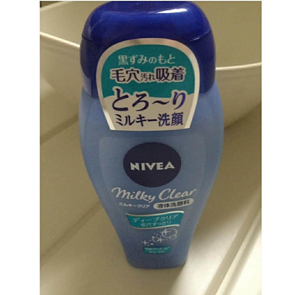 hoshizaki eriのインスタグラム：「. ニベア花王から頂きました💓 . 最近話題のとろーり洗顔料💕🍀 試してみました！✨💓 . テクスチャーは本当にトロトロで だけど吸着力があって 肌に吸い付く感じ！٩(๑❛ᴗ❛๑)۶ 洗ってみると泡立ちが良くて 肌を傷めずすっきりクリアな感じ🙆 落とすのも楽ちんでした🌸 . 洗い上がりの肌は 凄くすっきりしていて べたつかずサラサラつるつる なめらかな肌に！ ミルク洗顔は肌にも優しくて良いし 洗い上がりが気持ち良いだけでなく 汚れを丁寧に落としてくれて 肌の調子を整えてくれるので 凄く気に入りました！✨🐰 . おすすめしたい洗顔料です♥ . . #ニベアミルキークリア洗顔料 #吸着洗顔 #ツルリ肌 #PR  #ディープクリア #毛穴クリア #とろーり洗顔料 #スキンケア #skincare #beautyitem  #clearskin  #ツルツル肌 #もちもち肌が持続  #pleaselikeit #likebackalways  #followme  #followback  #相互フォロー #맞팔 #뷰티인스타 #화장품스타그램 #인생템 #화장품추천」