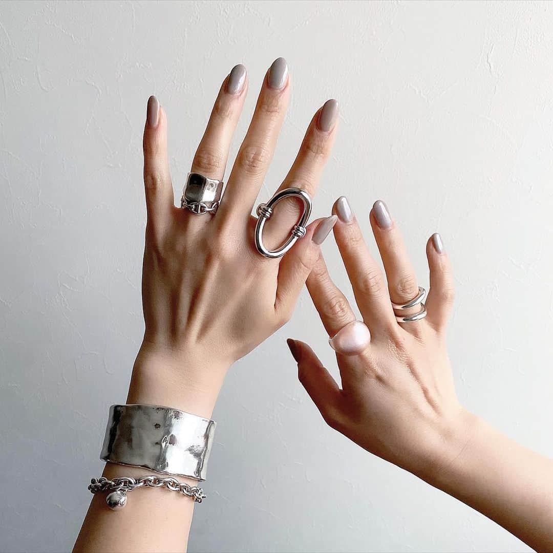makoさんのインスタグラム写真 - (makoInstagram)「2020.4.13 ・ デザインがツボすぎた両手人差し指のデザインリングとクリアリング( ⸝⸝⸝⁼̴́◡⁼̴̀⸝⸝⸝) ・ @milleplaisir_ (ミルプレジール)はいつもお洒落なちえちゃん( @ribooon7 )のブランドで ナチュラルで可愛いアクセサリーたちばかりで目移りします🥺❤︎ ・ ・ #milleplaisir#ミルプレジール #handmadeaccessory #シルバーリング#クリアリング」4月13日 19時45分 - _____ma.k.o