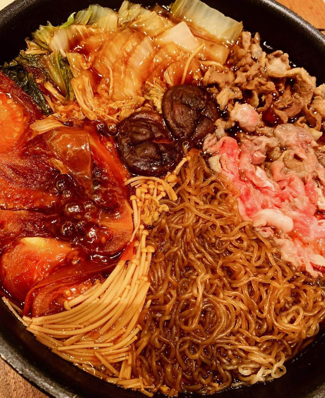 GENKINGの釜飯さんのインスタグラム写真 - (GENKINGの釜飯Instagram)「トマトすき焼き🍅 トマトは溶ける位が美味しい🤤 お肉は冷凍の豚肉煮込んでから牛肉入れたんだけど、硬かった😅 あと、しらたきの隣にお肉入れると硬くなるってコメントが、たまにたるけど、それは関係ないみたいだからみんな入れちゃって🥰❤️ こんにゃく協会さんが言ってました😊✌️ #genkingkitchen  #おうちごはん」4月13日 19時46分 - genkingkitchen