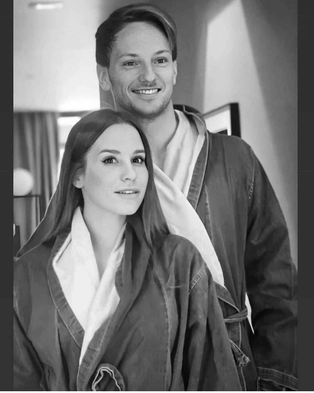 イヴァン・ラキティッチのインスタグラム：「Amooor❤️ @raquel_mauri #yomequedoencasa #juntospodemos」
