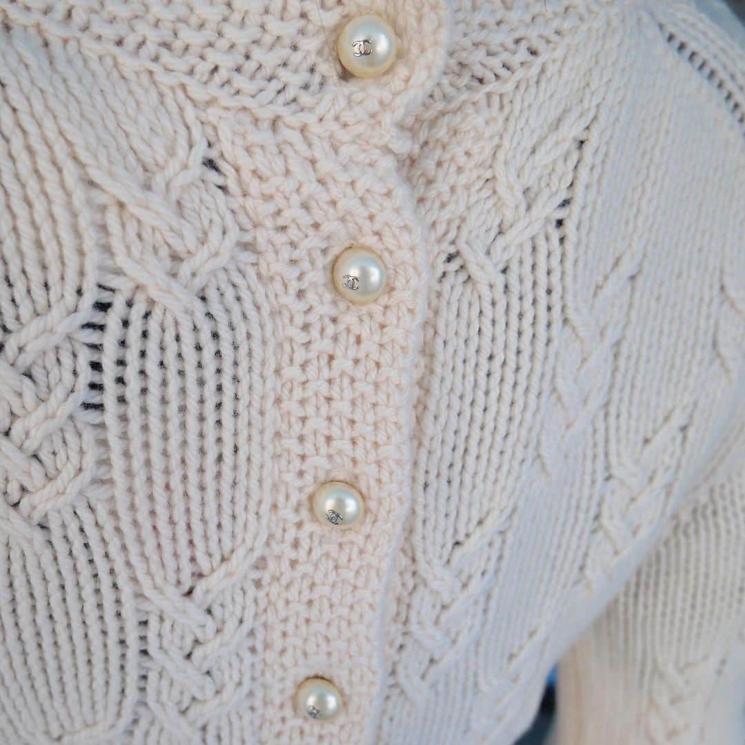 Vintage Brand Boutique AMOREさんのインスタグラム写真 - (Vintage Brand Boutique AMOREInstagram)「Vintage Chanel back pearl buttons cashmere knit sweater from 2002. Size 38. This item is only available at the store but we accept the order by DM. Please DM us if you are interested in the item! ▶︎Free Shipping Worldwide✈️ ≫≫≫ DM for more information 📩 info@amorevintagetokyo.com #AMOREvintage #AMORETOKYO #tokyo #Omotesando #Aoyama #harajuku #vintage #vintageshop #ヴィンテージ #ヴィンテージショップ #アモーレ #アモーレトーキョー #表参道 #青山 #原宿#東京 #chanel #chanelvintage #vintagechanel #ヴィンテージ #シャネル #ヴィンテージシャネル #シャネルヴィンテージ #amorewardrobe #アモーレワードローブ」4月13日 19時51分 - amore_tokyo