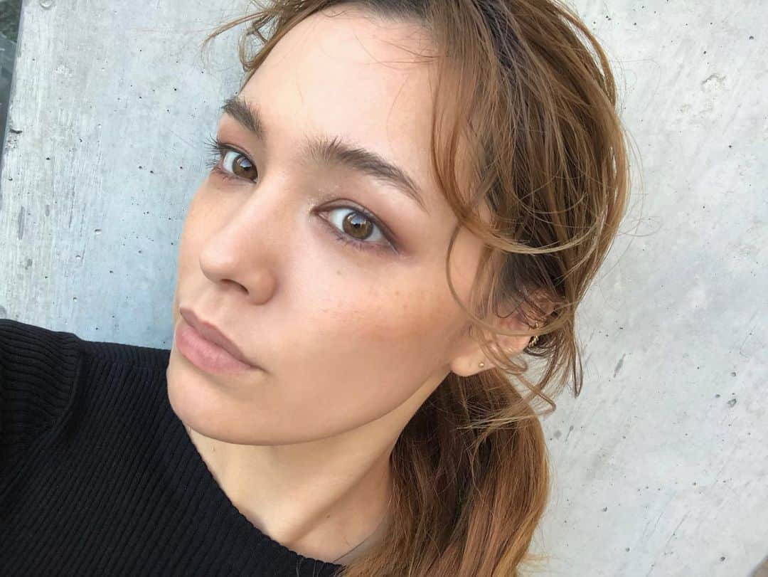 のインスタグラム：「✨👽✨ いつかのスモーキーで ナチュラルなヘアメイク。 最近全然メイクしてない！ おうち時間だけど、 メイクしようかなぁ〜 #love #hairstyle #makeup」
