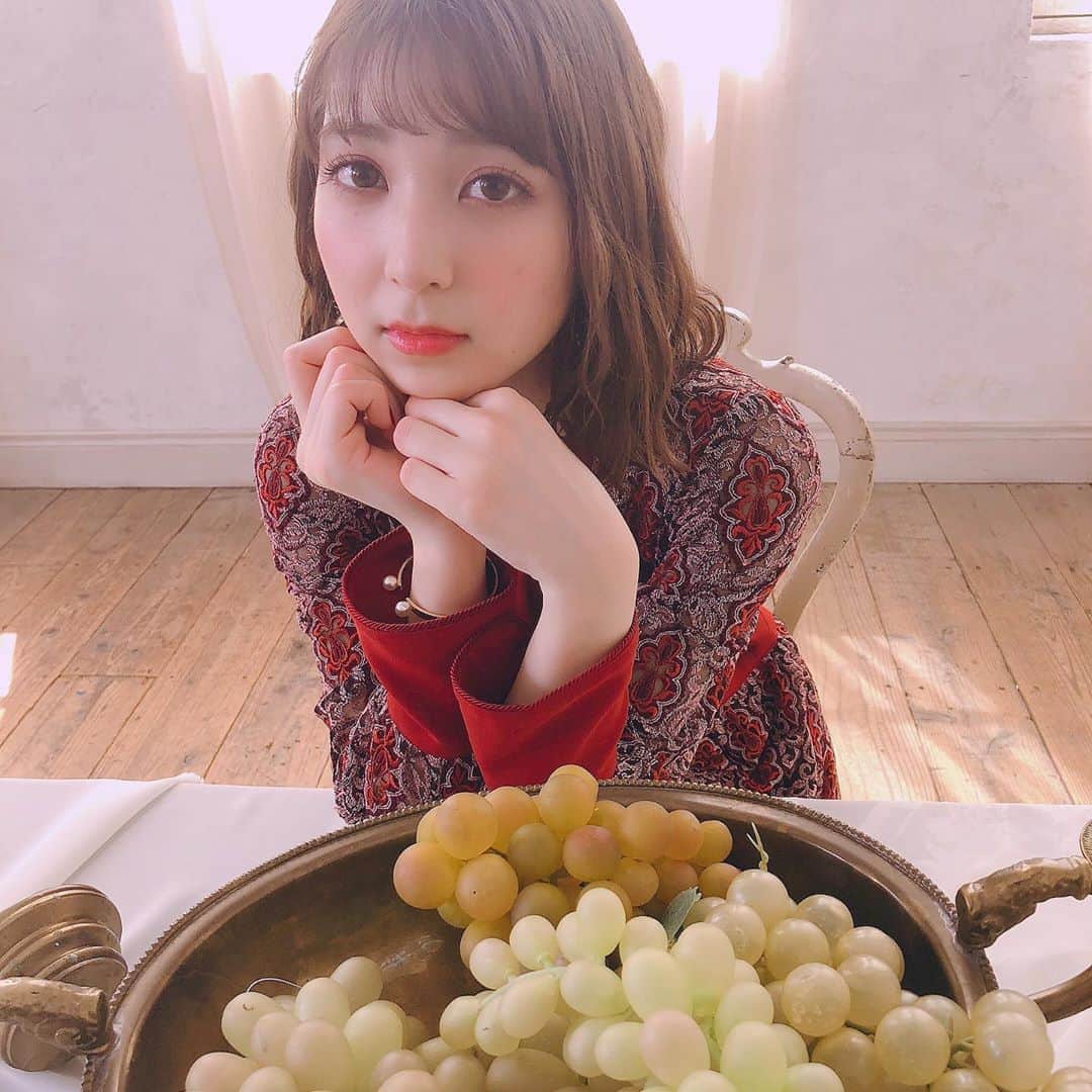 松岡菜摘のインスタグラム：「. . 13th C/W キスの花びら解禁されました☺︎ . Chou初のMVです〜うれし！ . #mv #🌹」
