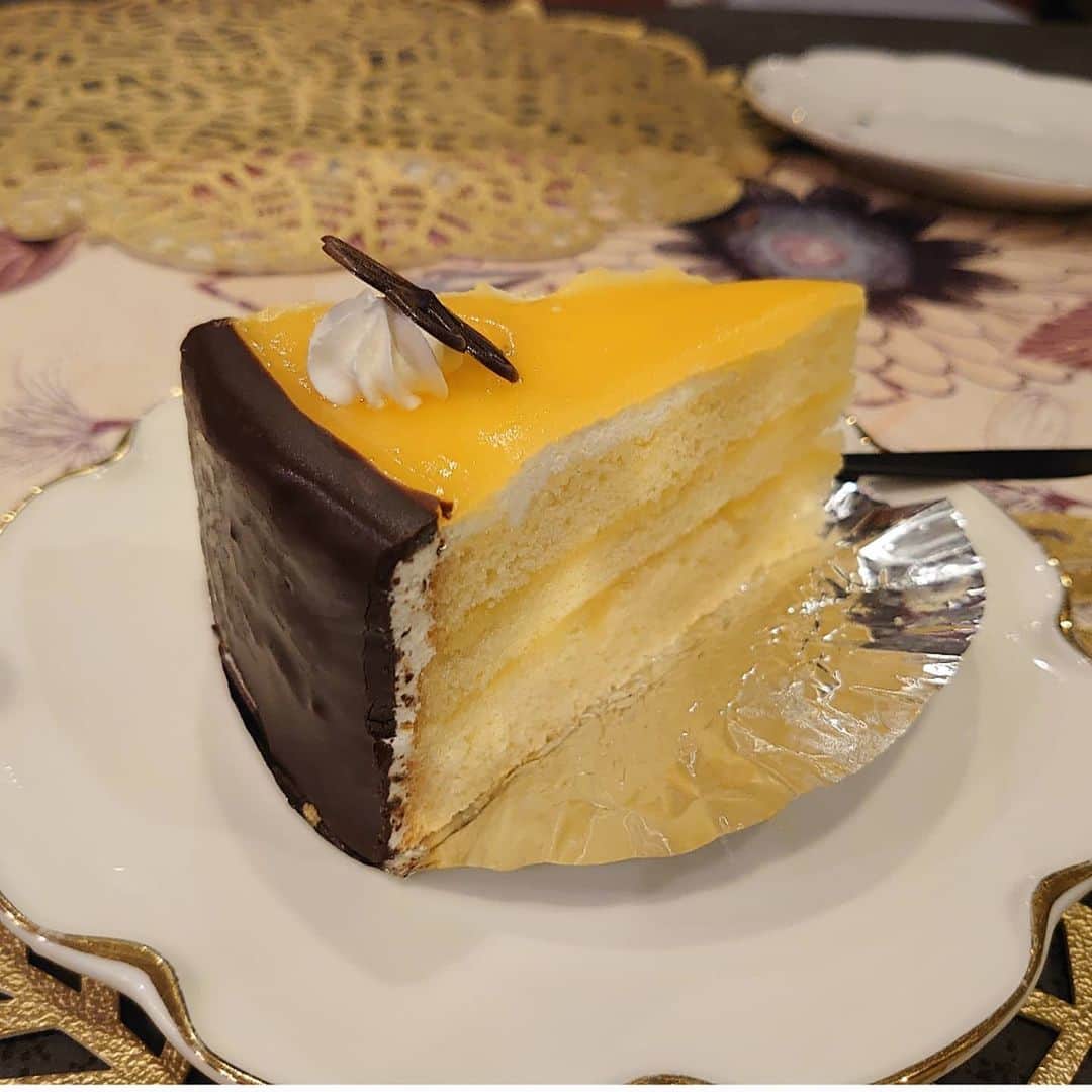 五十嵐一誠さんのインスタグラム写真 - (五十嵐一誠Instagram)「閑話休題 ずっとシリアスな話が続きましたから ここらでちょっと違う話題に  これね、僕が子供の頃から ずっと好きなケーキです  横浜元町にある超老舗の洋菓子店 「喜久屋」さんのレモンケーキ  ホントに超がつくくらいシンプルな ケーキなんだけど 生粋のハマッこはみんな知ってますよ (僕は横浜本牧生まれの本牧育ちです) 小学生の頃から本牧で遊んでね あの頃の本牧は完全にアメリカだったからね フェンスの中はアメリカで日本じゃないから使えるのはドルですよ 街を走ってるのはアメ車ばかり  緑の芝生にピンクやブルーの家 日本人が入れないスーパーマーケットに 映画館にボーリング場 そこにあるのはリアルなアメリカ 、 映画に出てくるような金髪のカッコいい女の人に 憧れてね  愛読書は映画雑誌の「スクリーン」  アメリカファッションを身にまとって長い足にミニスカート 小学生ですからね 今でも変わらないな僕の趣味  高校と大学時代は 元町と六本木でしたね アメリカンスクールのハーフのこが彼女で毎月学校の体育館でディスコパーティ プロムも行きましたよ  横浜の最高にいい時代です  毎週土曜日の夜は六本木スクエアビルやその周辺で サタデーナイトフィーバー キサナドゥ、キャステル、インフィニティ、赤坂ビブロス、マハラジャ、etc  いや～懐かしいな  まさかその六本木にクリニックを出して 南麻布に住むなんて 夢にも思わなかった  結局は夢が叶ったのかな  このレモンケーキは 僕のバースデーにうちの事務長が買ってきてくれたんです スッゴク嬉しい‼️ 今食べたけど いいね〰️、美味しいね〰️ こんなケーキ１個から ここまで話が広がるのも凄いな 、 #横浜#洋菓子#喜久屋#レモンケーキ #アメリカ#アメリカンスクール#プロム #ヨコハマインターナショナルスクール #yis#サンモール#セントジョセフ#サンタマリア #元町#六本木#ディスコ#キサナドゥ#ビブロス #マハラジャ#サタデーナイトフィーバー #ケーキ#サーファー#サーフィン」4月13日 19時57分 - superdentist5