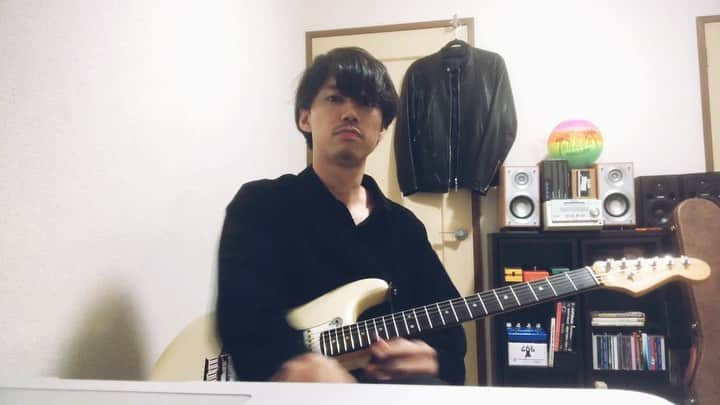 藤田朋生のインスタグラム：「ついに俺にも廻ってきた。  ANTENAのギタリスト、池ちゃんからのリフつなぎ。 友達少ないから嬉しかったです…  てか今日、雨ヤバすぎね〜？？☔️ #レイニー白書 #goodwarp #リフつなぎ #stayhome」