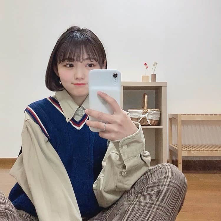 みさねのインスタグラム：「ㅤ みんな何しとる？ ㅤ うちは引越しでバタバタ🏡 ㅤ おうちにこもって荷物整理したり家具組み立てたりしとる🧸 ㅤ 今日はおじコーデ！ ㅤ ベストとシャツは古着 チェックパンツは @same_official__  ㅤ 後ろのは今日こじくんが組み立ててくれたIKEAの家具、（笑）物少なくて寂しい（笑） ㅤ #古着 #古着女子 #古着コーデ #春コーデ #ボーイッシュコーデ #おうち時間」