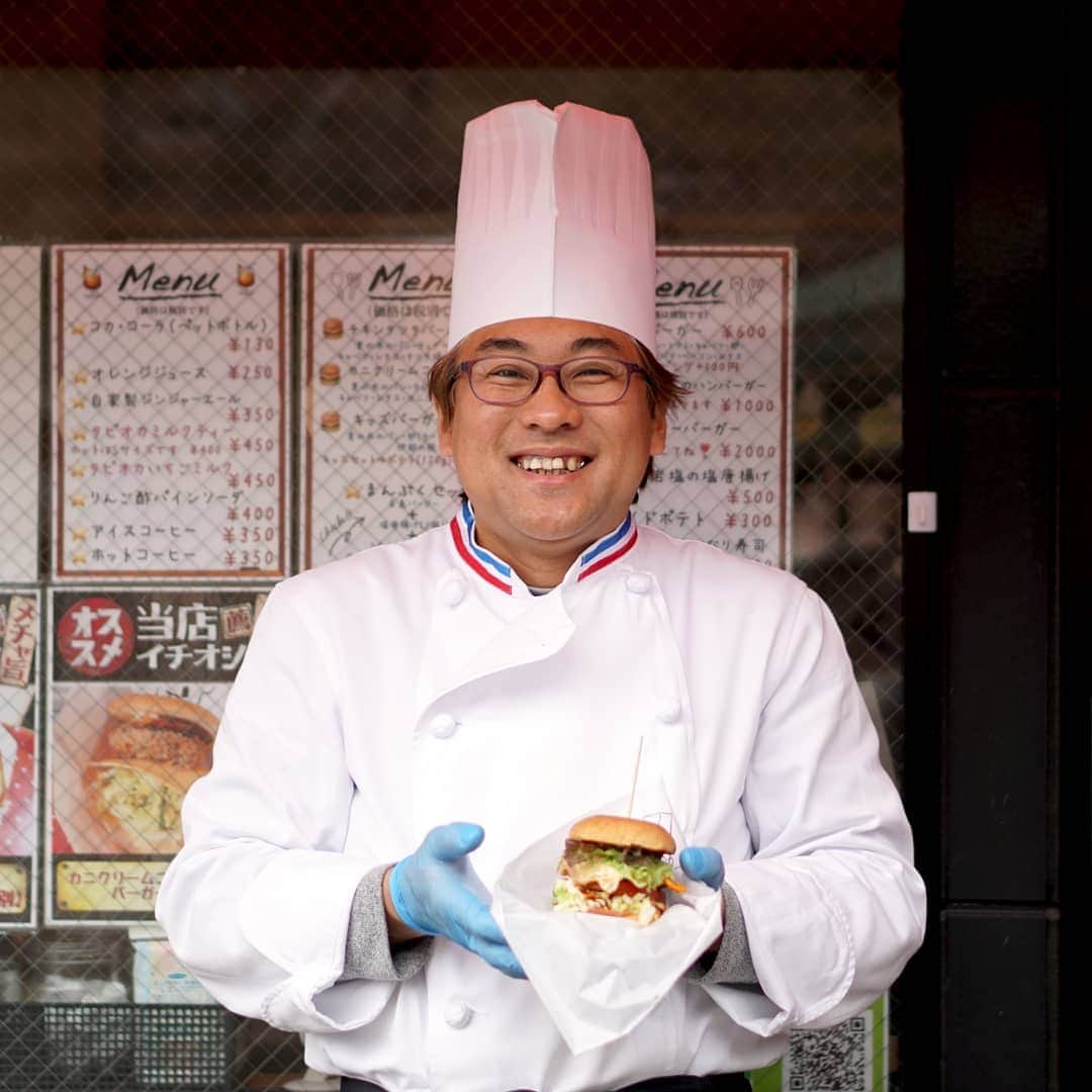 デパぐるッ！福岡さんのインスタグラム写真 - (デパぐるッ！福岡Instagram)「糸島の旨味がふんだんに詰まった"糸島バーガー"🍔⠀ ⠀ 皆さま、お久しぶりです❗️⠀ ⠀ 早速ですが、こんな時期だからこそバリよかッ!グルメは、⠀ ⠀ 地元福岡の食文化を支える人たちを応援したい❗️⠀ そして地元福岡の食卓を少しでも豊かにしたい❗️⠀ ⠀ そこで、今月はバリよかッな「#テイクアウトグルメ 」をご紹介していきます♪⠀ ⠀ こだわりのテイクアウト商品があると聞きつけ、糸島市にある「シェフのごはんやさん 四季彩」にお邪魔しました💨⠀ ⠀ 今回の新型コロナの影響について店主にお聞きしましたが、出店予定のイベントが全てキャンセルになり、大打撃を受けられていらっしゃるそう...。今回ばかりはどこも大変ですよね😢⠀ ⠀ ここの看板メニューの「糸島バーガー」は伊都の豚肉を使用したパテに、糸島産の野菜、糸島のパン工房「麦の木」のバンズなどなど、名前の通りとことん”糸島産”にこだわったハンバーガー❗️⠀ ⠀ 注文を受けてから鉄板でハンバーグや卵、野菜などを焼き始め、特製のBBQソースをかけてバンズで閉じたらできあがりっ👏⠀ ⠀ やわらかなパテに、エッグ、ベーコンなどしっかりボリュームもあり、BBQソースとの相性抜群👍⠀ 野菜が多いので思ったよりもあっさりと完食できました😋💕⠀ ⠀ また、辛いのが好きな方向けの"ハバネロBBQソース"も味見させてもらいましたが、⠀ ⠀ ぶふぉ...いい辛さ🔥⠀ ⠀ ちょっぴり辛いのを楽しみたい方は、通常のソースとのミックスもできるようなので店員さんに言ってみて✋⠀ ⠀ ポテトは分厚くカットされたホクホクタイプ❗️300円でこのボリュームです😁⠀ ⠀ 店内には糸島産のハバネロを使用した「ハバネロしょうゆ」や「ハバネロオリーブ」などの調味料もずらり✨辛いものが好きな方、気になりませんか？😉⠀ ⠀ お店は周船寺から波多江に行く途中にあり、「糸島バーガー」の赤い看板が目印ですよ☝️👀⠀ ⠀ ⠀→@takata_shikisai⠀ ⠀ 【 メニュー(税抜) 】 糸島バーガー 600円 ポテト300円 【 店名 】 シェフのごはんやさん 四季彩 【 住所 】 糸島市高田4-2-15(業務スーパー伊都店の斜め前) 【 営業時間 】 11:30〜19:00 ※現在新型コロナの影響で11時ごろ〜18時で営業 【 定休日 】 不定休 ※インスタ要確認⠀⠀ ⠀⠀ ⠀⠀ #テイクアウト#テイクアウトグルメ#お持ち帰り #福岡テイクアウト #コロナに負けるな #コロナに負けない #バリよかグルメ#グルメ#グルメ好きな人と繋がりたい #fukuoka#福岡#福岡グルメ#福岡ごはん#福岡ランチ#福岡居酒屋#福岡ディナー#福岡カフェ#博多#博多グルメ #糸島#糸島市#糸島ランチ#糸島ドライブ #ハンバーガー#バーガー#ハンバーガー巡り#ハンバーガー屋#ハバネロ#伊都 #シェフのごはん屋さん四季彩」4月13日 20時04分 - arne_gourmet