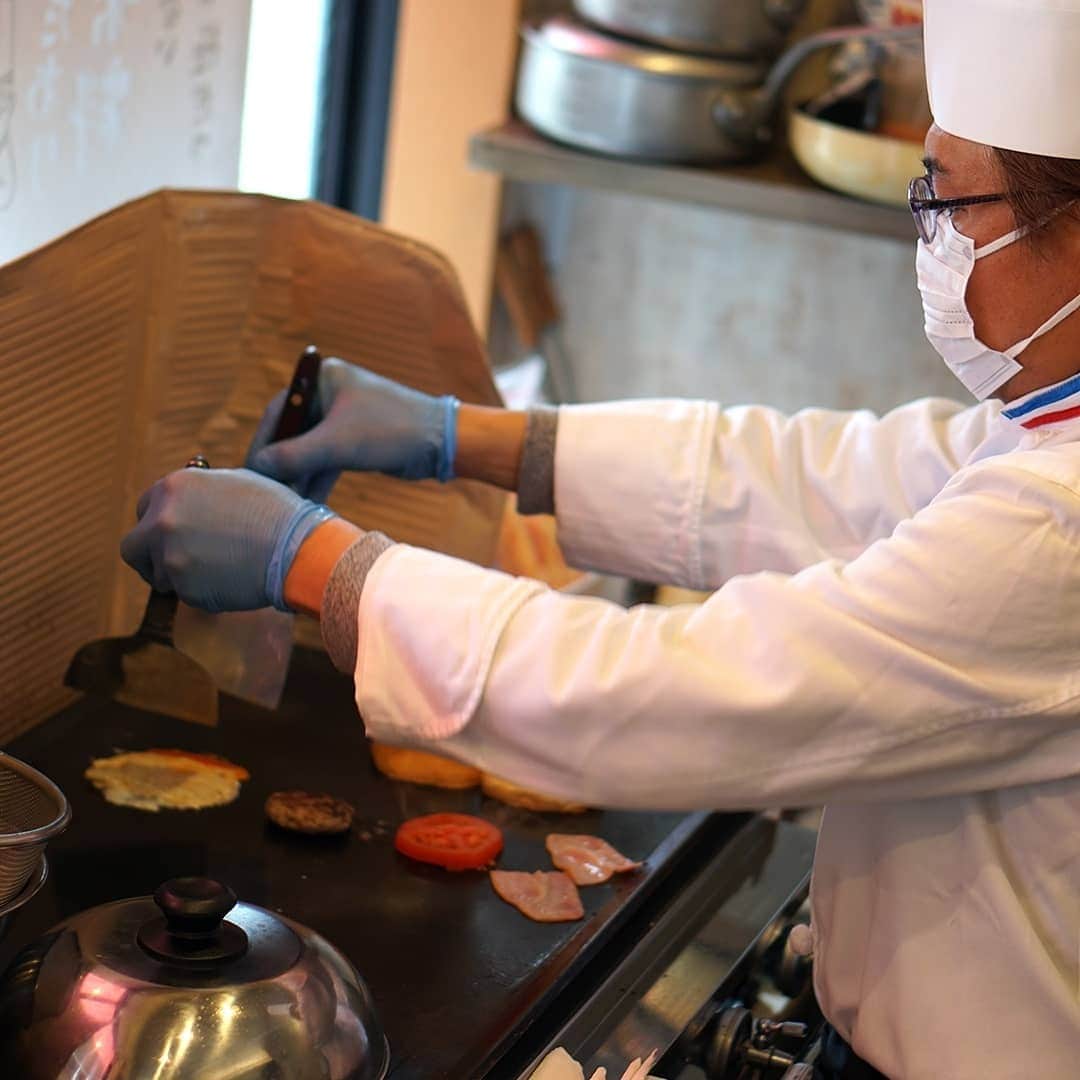 デパぐるッ！福岡さんのインスタグラム写真 - (デパぐるッ！福岡Instagram)「糸島の旨味がふんだんに詰まった"糸島バーガー"🍔⠀ ⠀ 皆さま、お久しぶりです❗️⠀ ⠀ 早速ですが、こんな時期だからこそバリよかッ!グルメは、⠀ ⠀ 地元福岡の食文化を支える人たちを応援したい❗️⠀ そして地元福岡の食卓を少しでも豊かにしたい❗️⠀ ⠀ そこで、今月はバリよかッな「#テイクアウトグルメ 」をご紹介していきます♪⠀ ⠀ こだわりのテイクアウト商品があると聞きつけ、糸島市にある「シェフのごはんやさん 四季彩」にお邪魔しました💨⠀ ⠀ 今回の新型コロナの影響について店主にお聞きしましたが、出店予定のイベントが全てキャンセルになり、大打撃を受けられていらっしゃるそう...。今回ばかりはどこも大変ですよね😢⠀ ⠀ ここの看板メニューの「糸島バーガー」は伊都の豚肉を使用したパテに、糸島産の野菜、糸島のパン工房「麦の木」のバンズなどなど、名前の通りとことん”糸島産”にこだわったハンバーガー❗️⠀ ⠀ 注文を受けてから鉄板でハンバーグや卵、野菜などを焼き始め、特製のBBQソースをかけてバンズで閉じたらできあがりっ👏⠀ ⠀ やわらかなパテに、エッグ、ベーコンなどしっかりボリュームもあり、BBQソースとの相性抜群👍⠀ 野菜が多いので思ったよりもあっさりと完食できました😋💕⠀ ⠀ また、辛いのが好きな方向けの"ハバネロBBQソース"も味見させてもらいましたが、⠀ ⠀ ぶふぉ...いい辛さ🔥⠀ ⠀ ちょっぴり辛いのを楽しみたい方は、通常のソースとのミックスもできるようなので店員さんに言ってみて✋⠀ ⠀ ポテトは分厚くカットされたホクホクタイプ❗️300円でこのボリュームです😁⠀ ⠀ 店内には糸島産のハバネロを使用した「ハバネロしょうゆ」や「ハバネロオリーブ」などの調味料もずらり✨辛いものが好きな方、気になりませんか？😉⠀ ⠀ お店は周船寺から波多江に行く途中にあり、「糸島バーガー」の赤い看板が目印ですよ☝️👀⠀ ⠀ ⠀→@takata_shikisai⠀ ⠀ 【 メニュー(税抜) 】 糸島バーガー 600円 ポテト300円 【 店名 】 シェフのごはんやさん 四季彩 【 住所 】 糸島市高田4-2-15(業務スーパー伊都店の斜め前) 【 営業時間 】 11:30〜19:00 ※現在新型コロナの影響で11時ごろ〜18時で営業 【 定休日 】 不定休 ※インスタ要確認⠀⠀ ⠀⠀ ⠀⠀ #テイクアウト#テイクアウトグルメ#お持ち帰り #福岡テイクアウト #コロナに負けるな #コロナに負けない #バリよかグルメ#グルメ#グルメ好きな人と繋がりたい #fukuoka#福岡#福岡グルメ#福岡ごはん#福岡ランチ#福岡居酒屋#福岡ディナー#福岡カフェ#博多#博多グルメ #糸島#糸島市#糸島ランチ#糸島ドライブ #ハンバーガー#バーガー#ハンバーガー巡り#ハンバーガー屋#ハバネロ#伊都 #シェフのごはん屋さん四季彩」4月13日 20時04分 - arne_gourmet