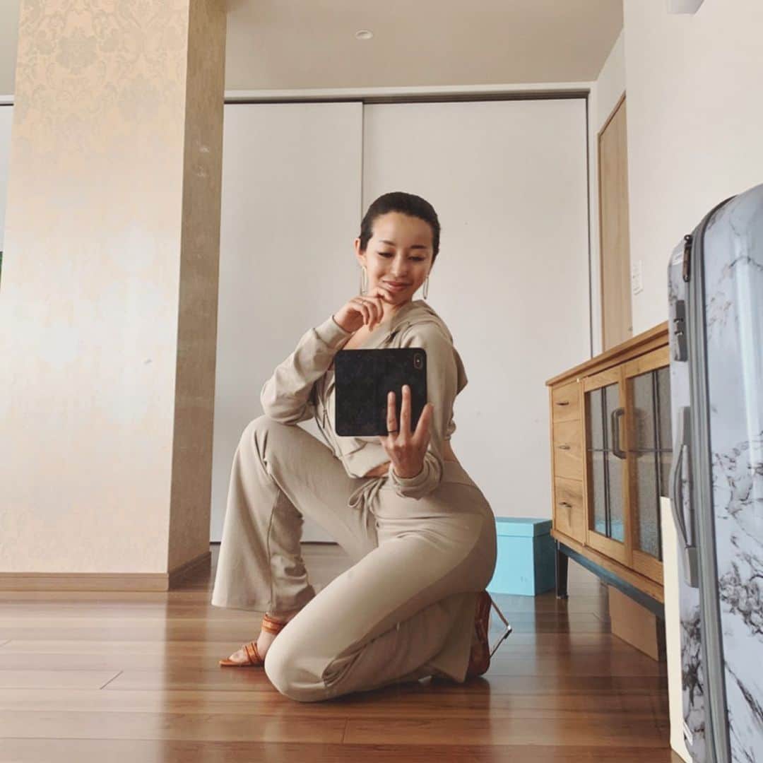 PINKYのインスタグラム：「My ideal comfy set-up🧸💫 . あるブランドとコラボさせていただいて、理想のセットアップが出来上がりました😍👏❤️✨ . 着心地がとても良いのに、スタイルが良く見えてしまうデザイン💃👌💘 . 自粛中、お家で過ごす日々は快適に🥰🏡 かつ、女子力upできる仕上がりになっています💋 .  詳細は近日中に公開しますね🌈✨ ・・・ ・・・ #love #happy #family #mamalife #stayhome #roomwear #setup #comfy #ideal #luxury #nudebeige #collaboration #quarantine #お家時間 #お家ウェアでも女子力UP」